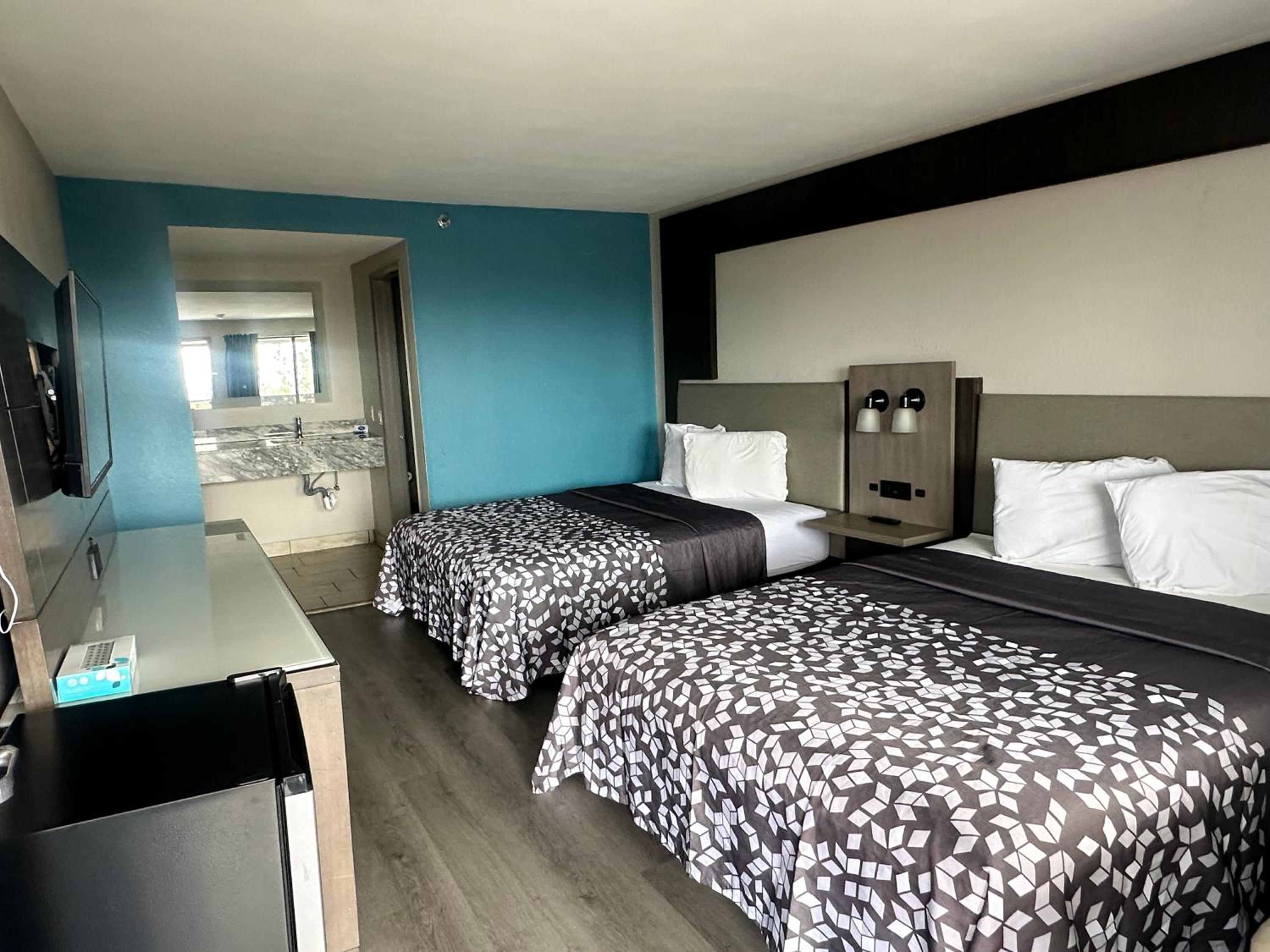 Deluxe Queen Room with Two Queen Beds - Non-Smoking - Photo 1