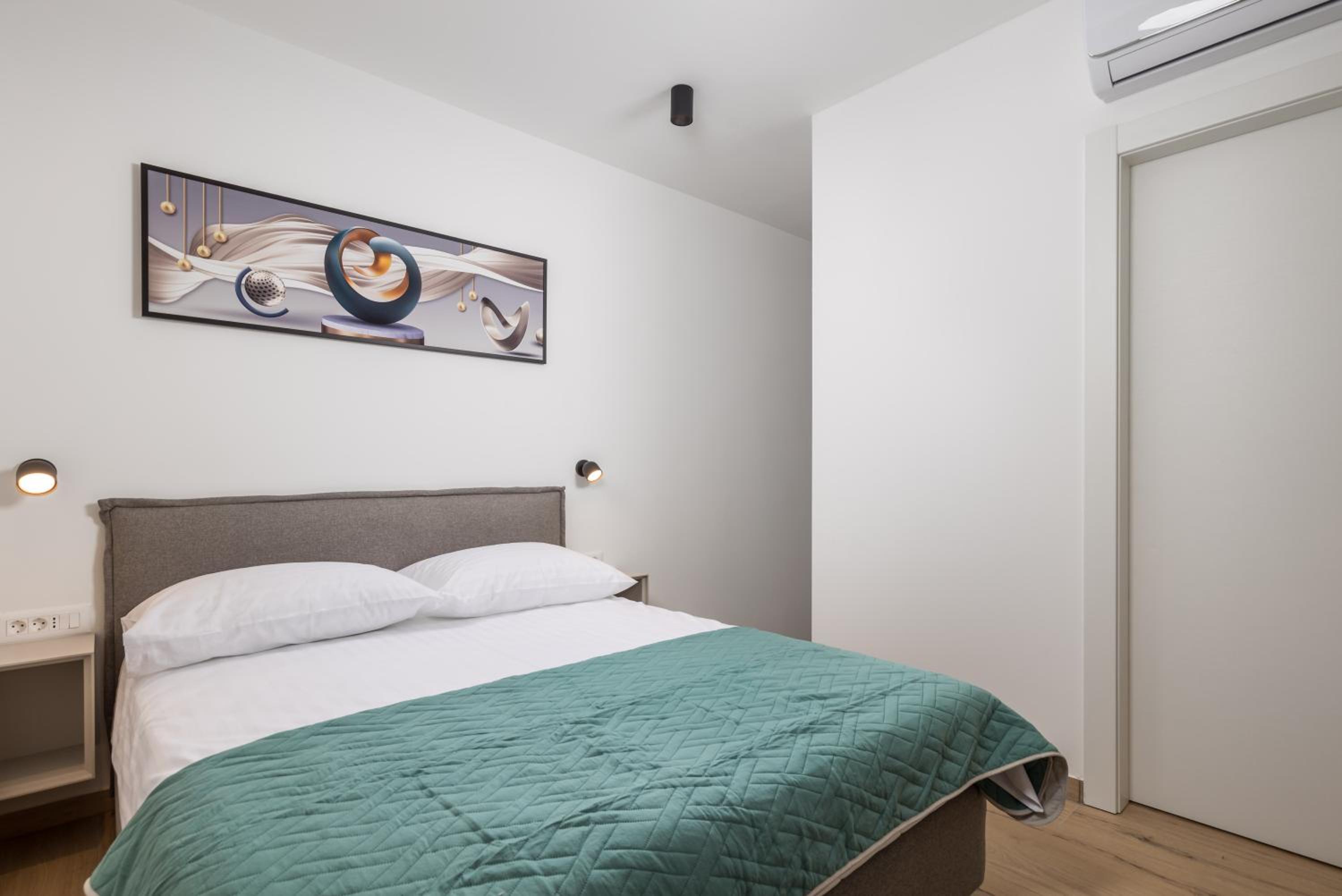 One-Bedroom Apartment photo 1