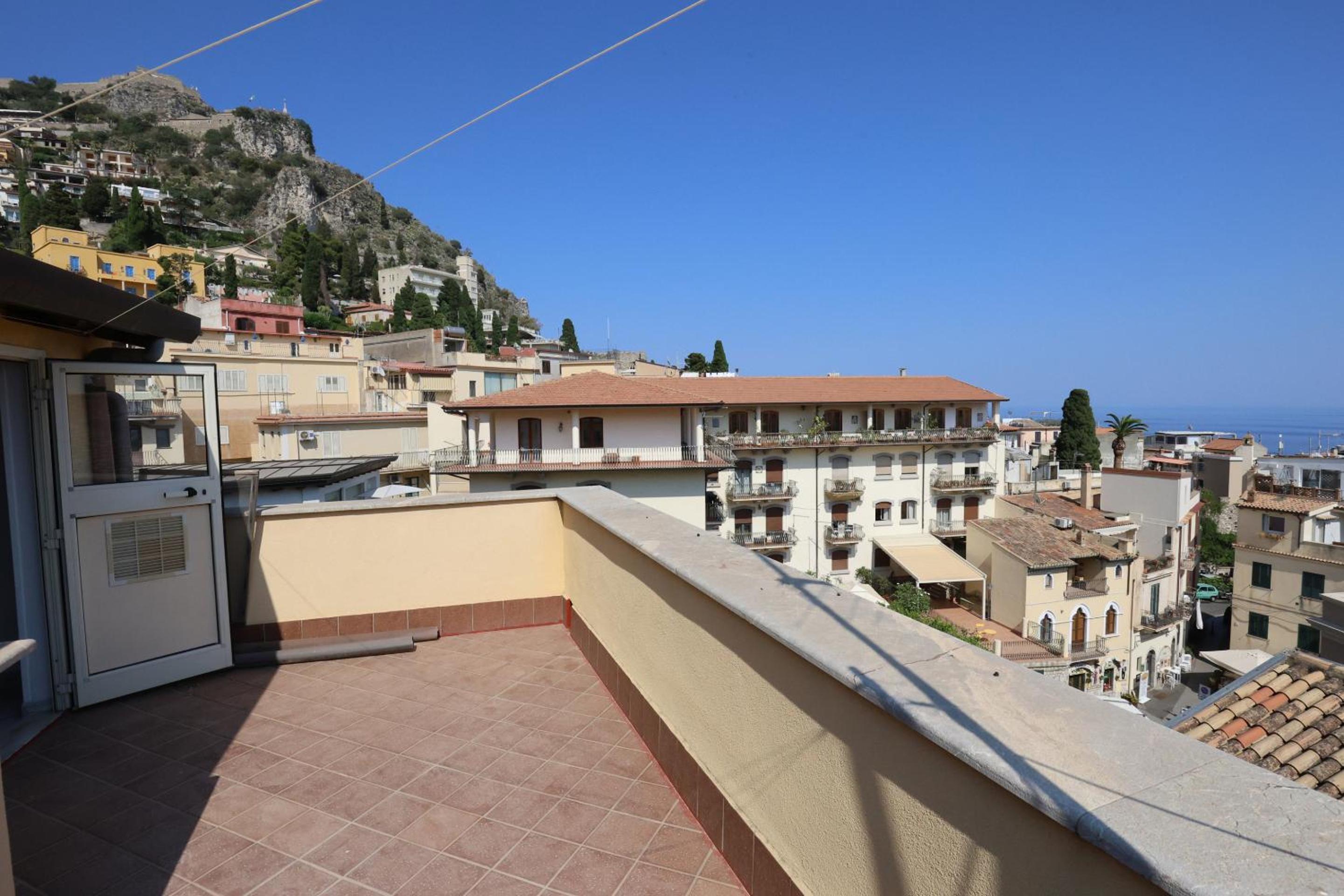 One-Bedroom Apartment with Terrace photo 3