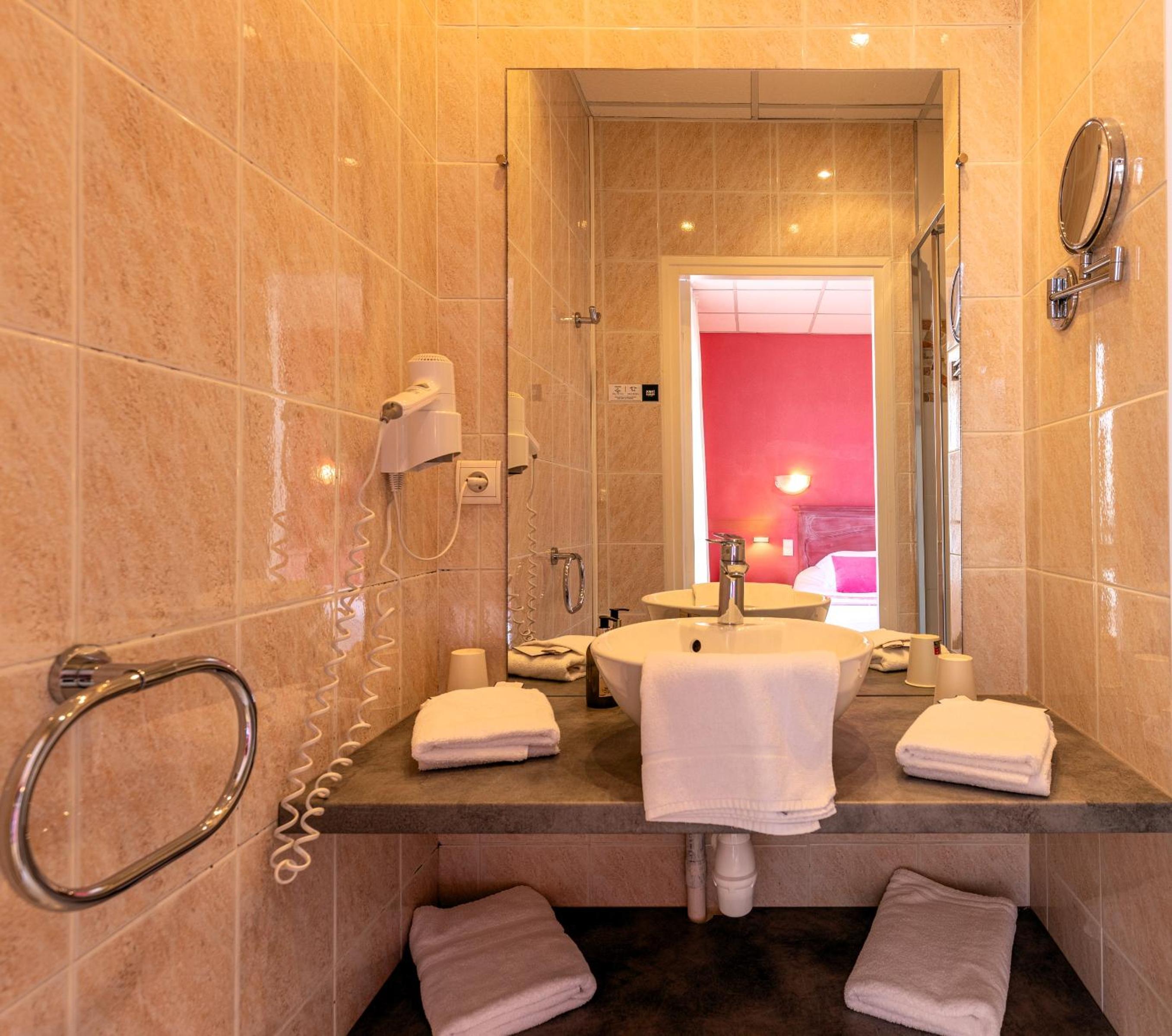 Double Room with Shower - Photo 2