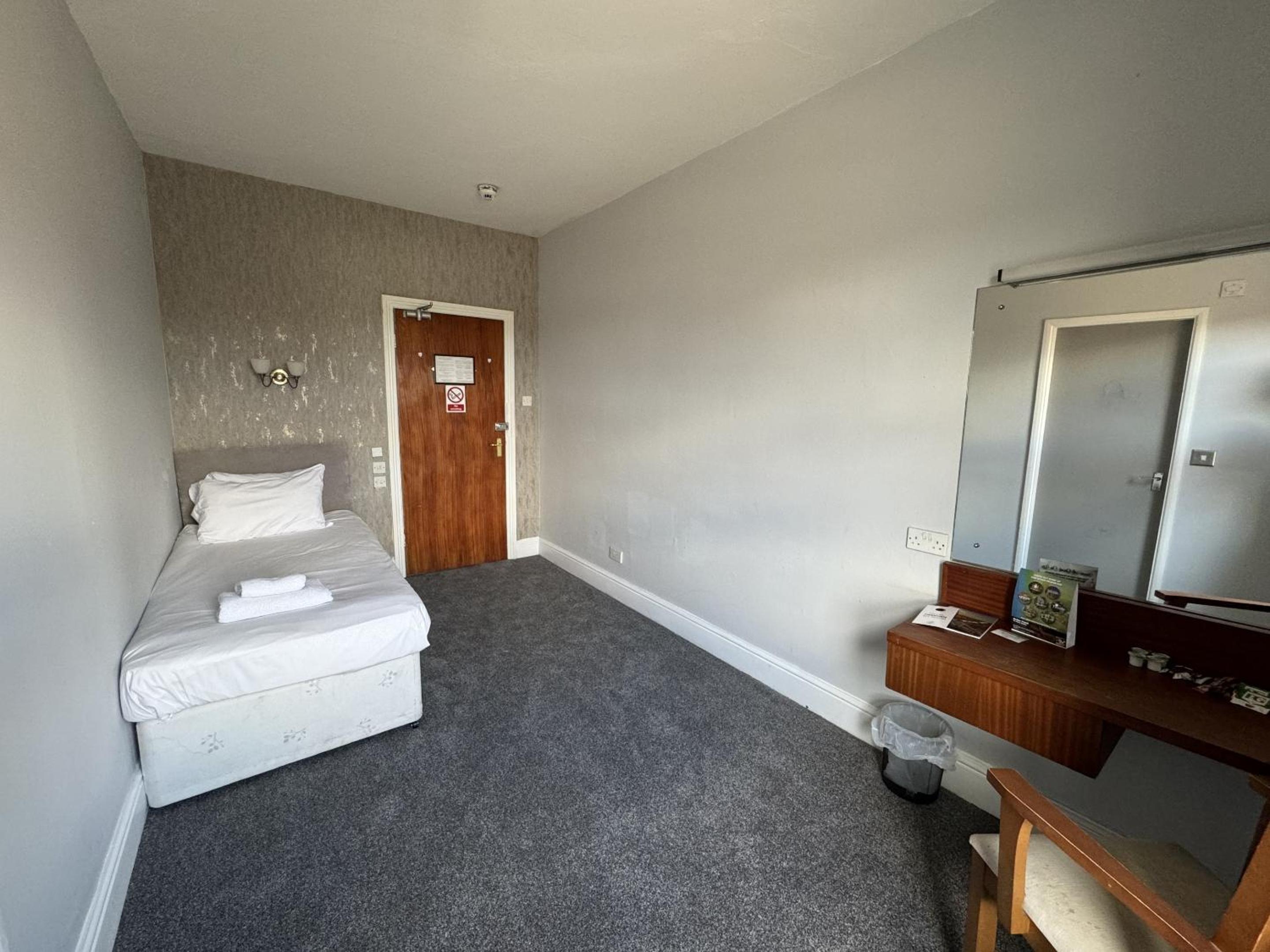 Small Single Room photo 2