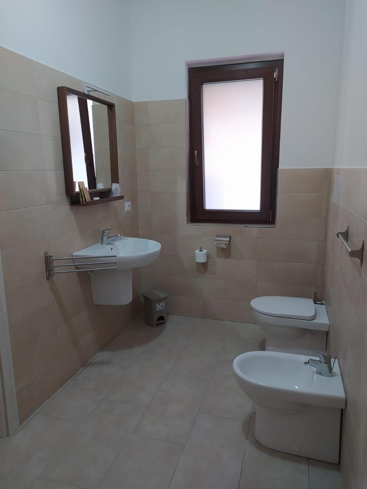 Standard Double Room - Photo 12