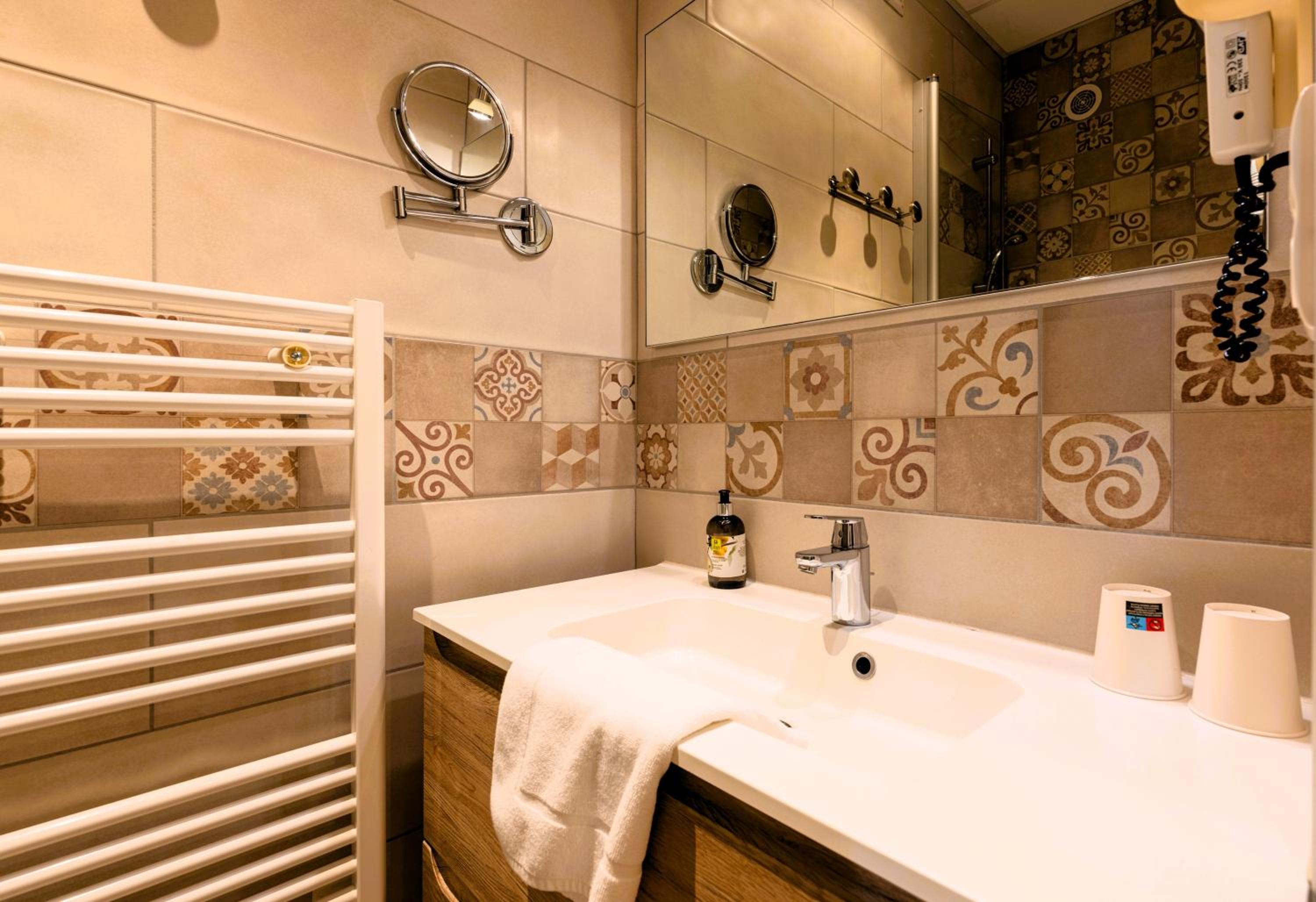 Double Room with Shower - Photo 4