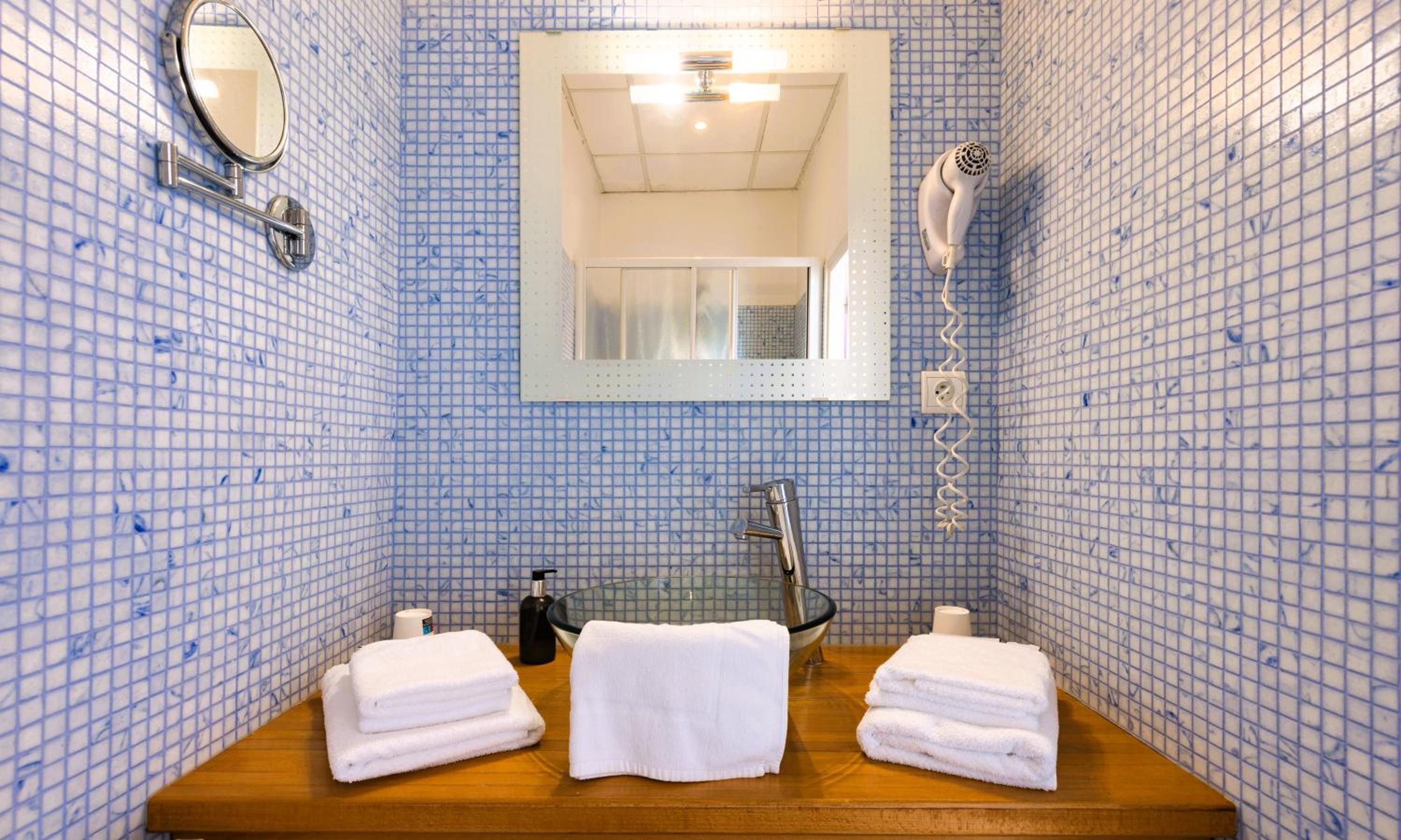 Double Room with Shower - Photo 6