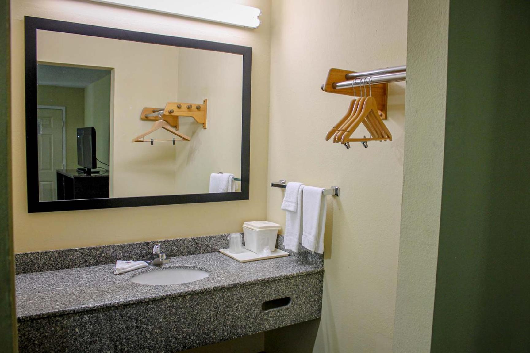 Deluxe King Room - Non-Smoking - Photo 2