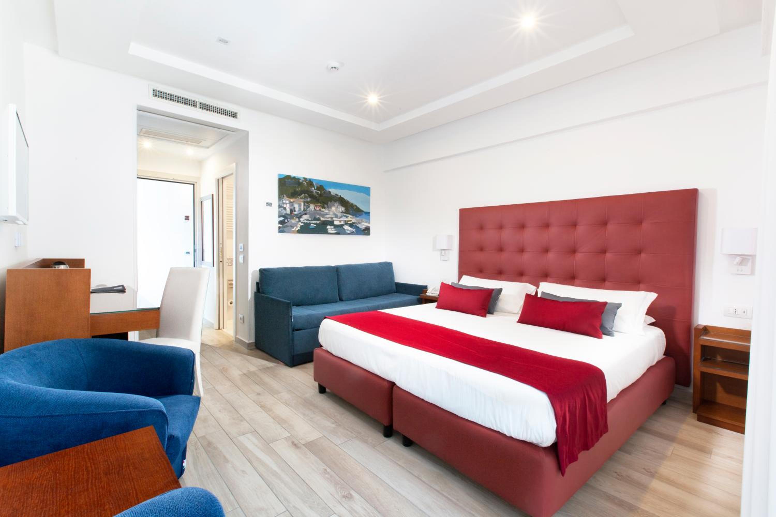Deluxe Double or Twin Room thumbnail 5