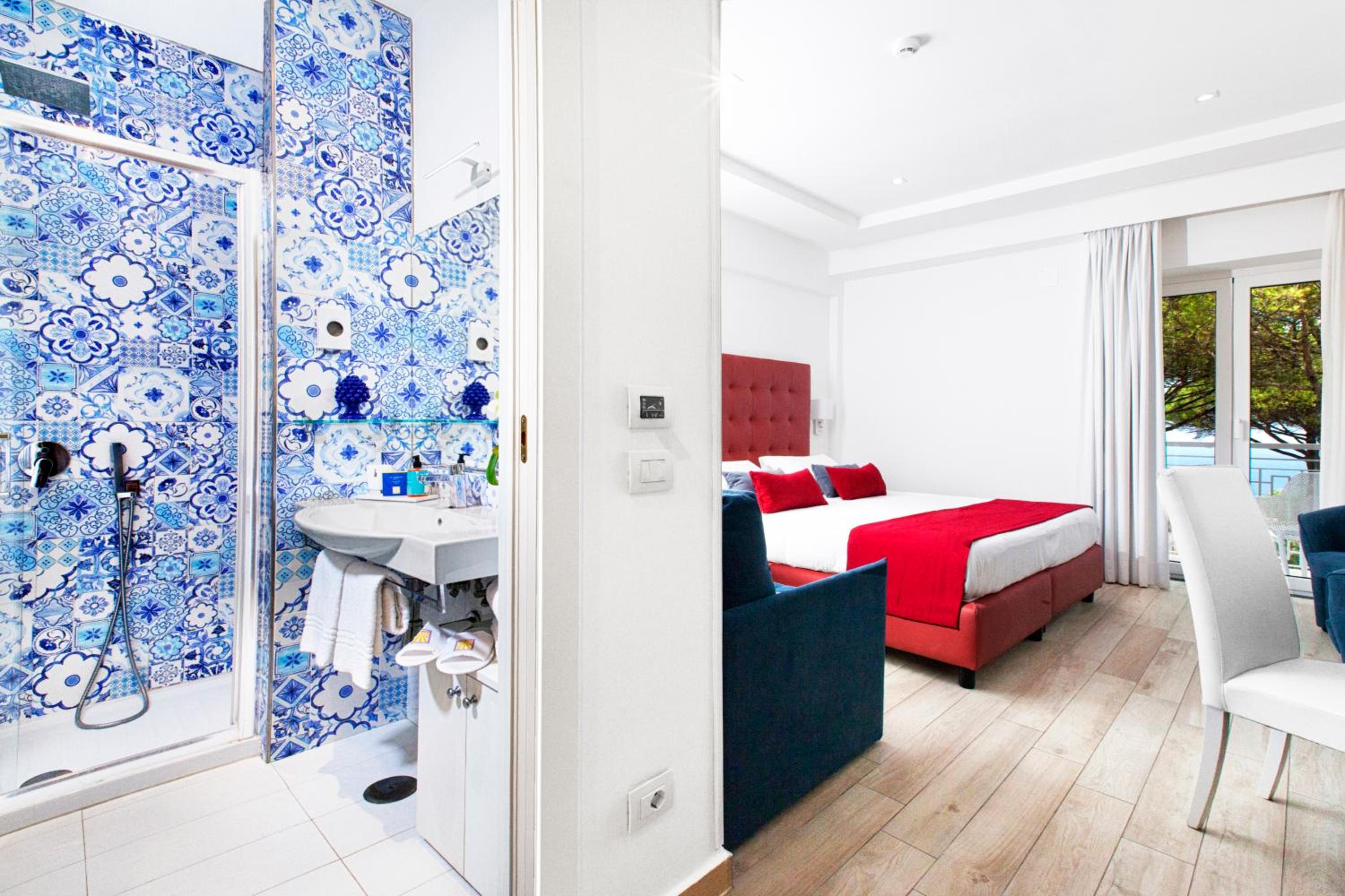 Deluxe Double or Twin Room thumbnail 6