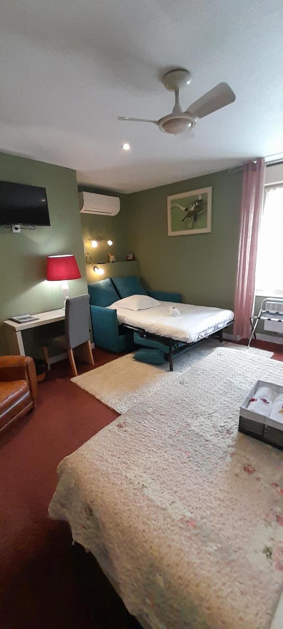 Twin Room - Photo 3