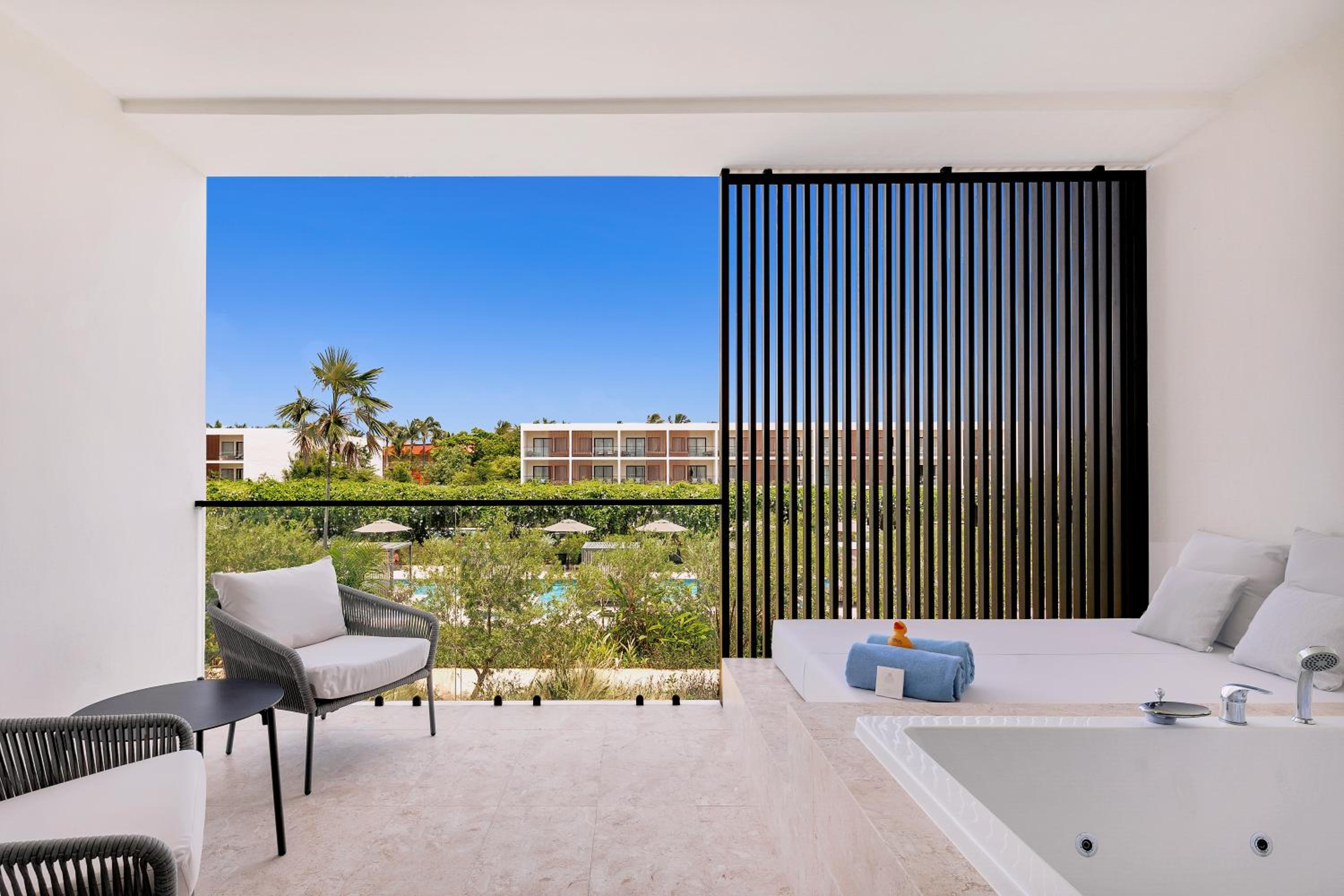 Junior Suite Pool View, 1 King