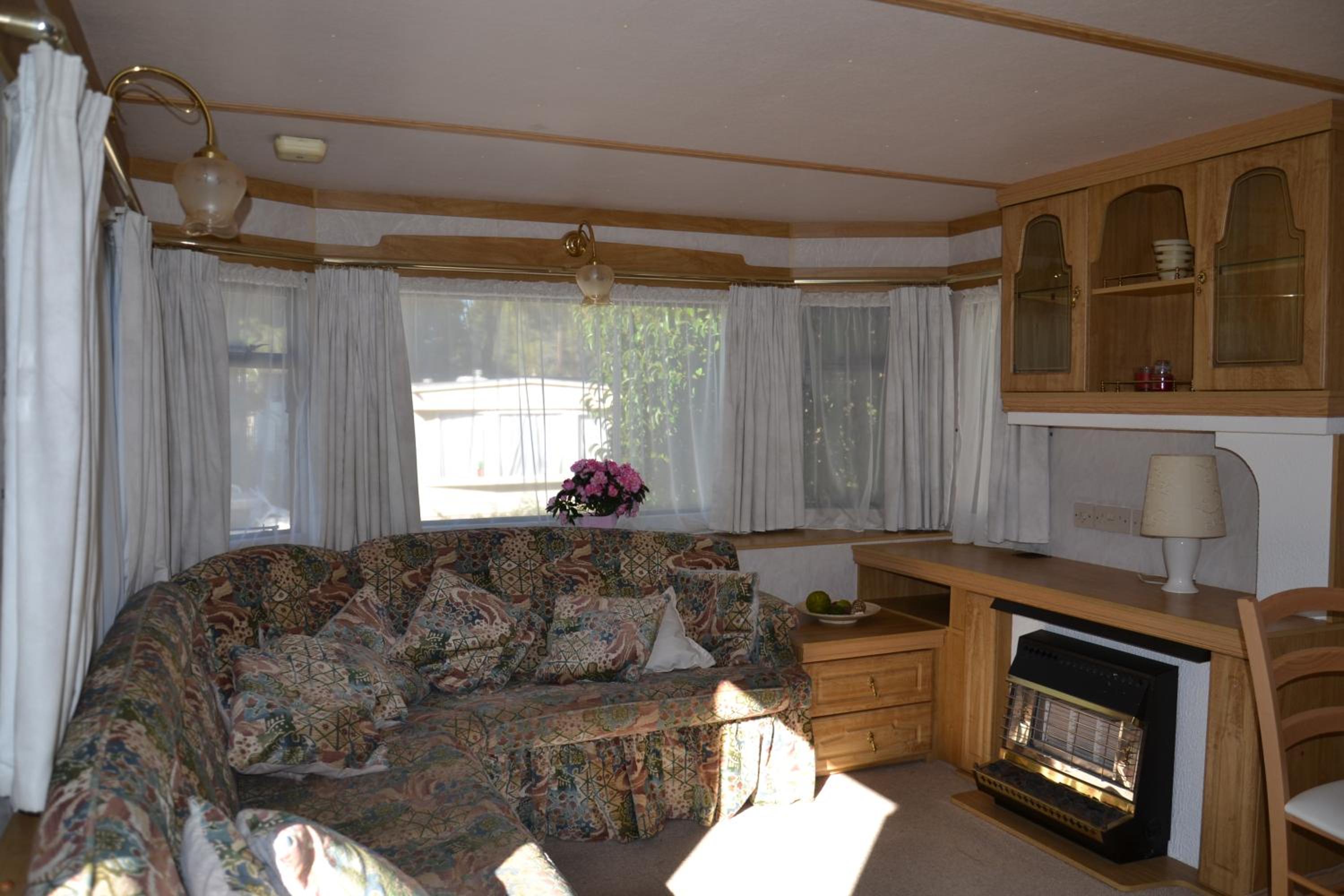 Classic Plus 2-Bedroom Mobile Home photo 3
