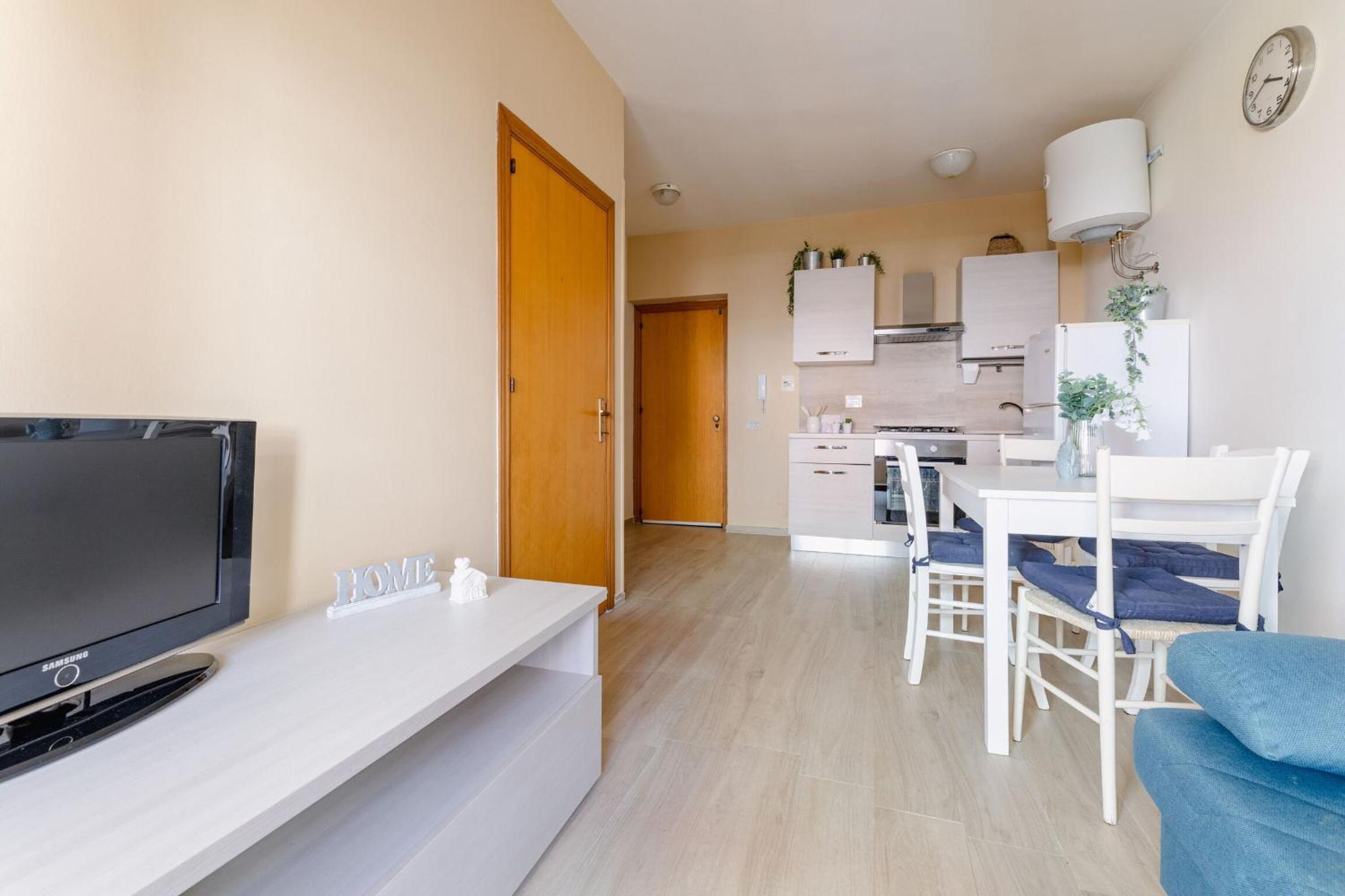 Apartment photo 2