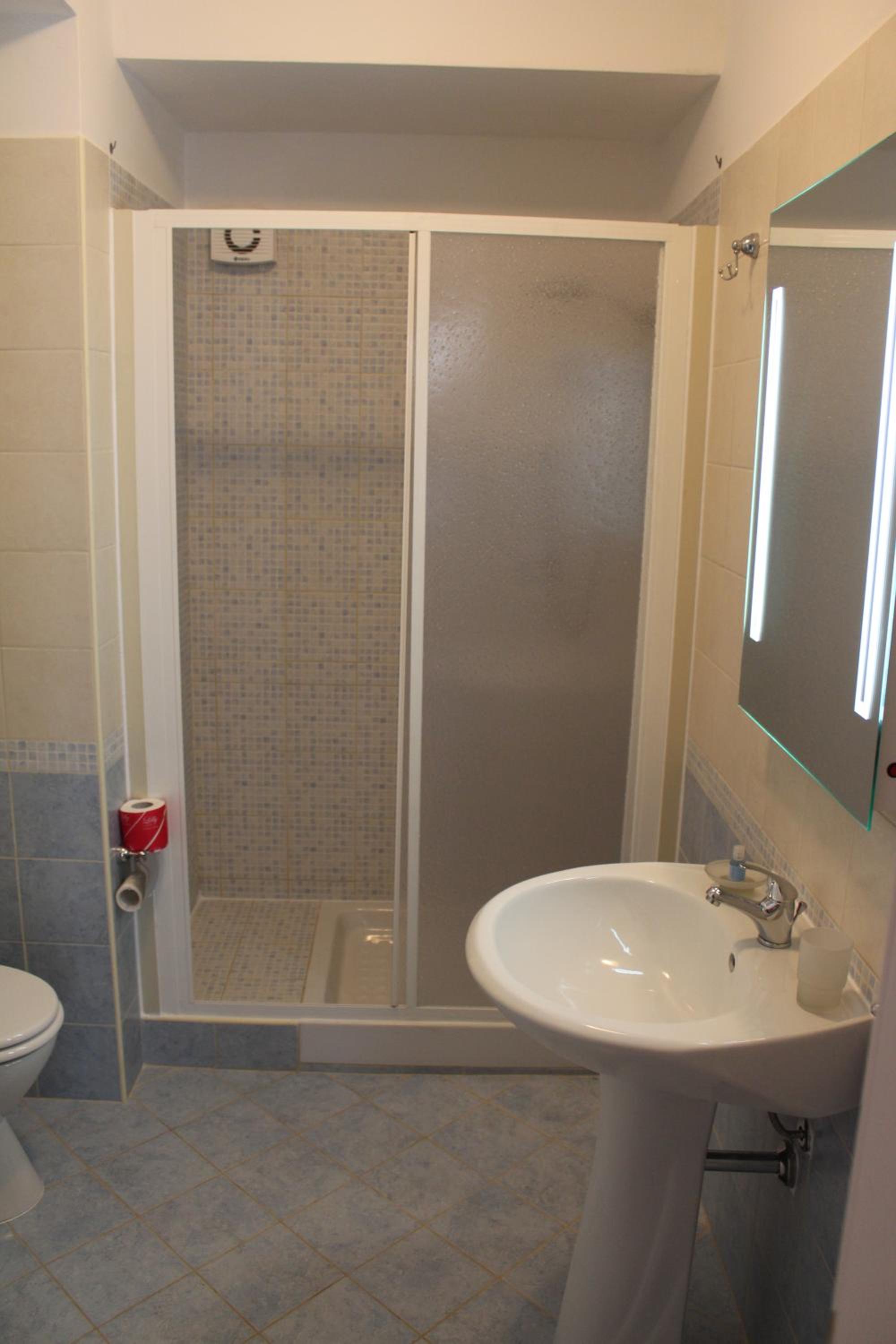 Double Room with Private Bathroom - Photo 4