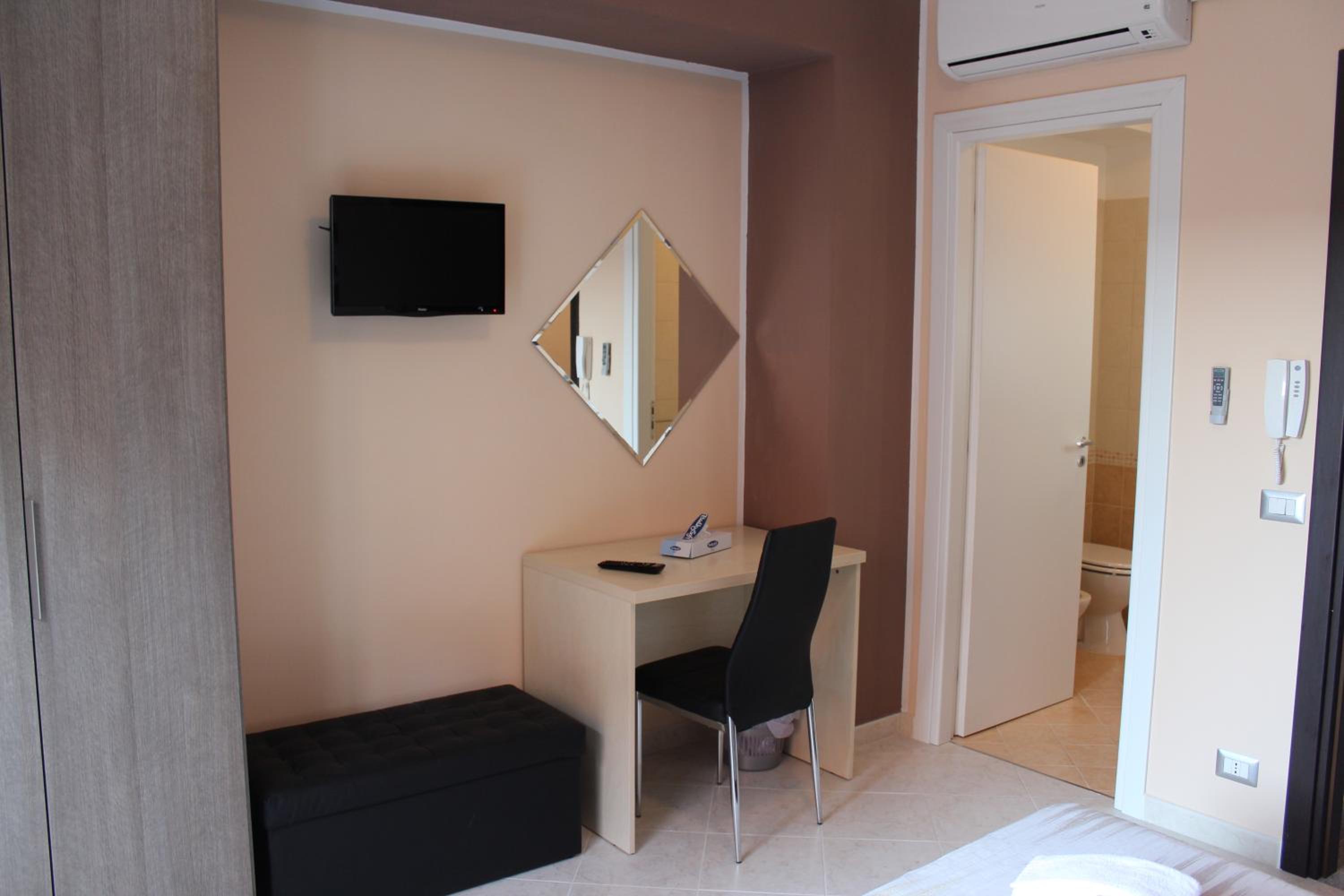 Double Room with Private Bathroom - Photo 2