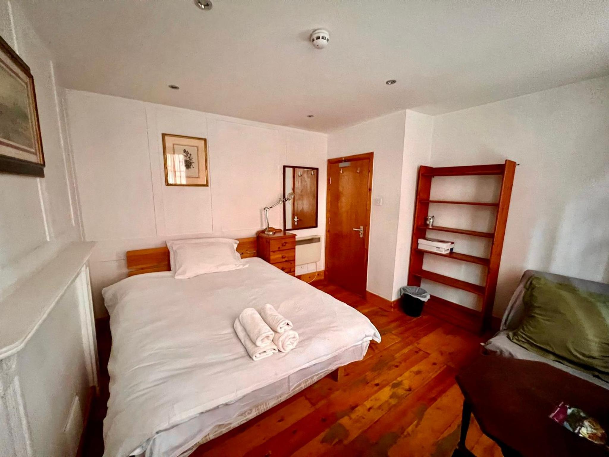 Double Room with Shared Bathroom photo 1