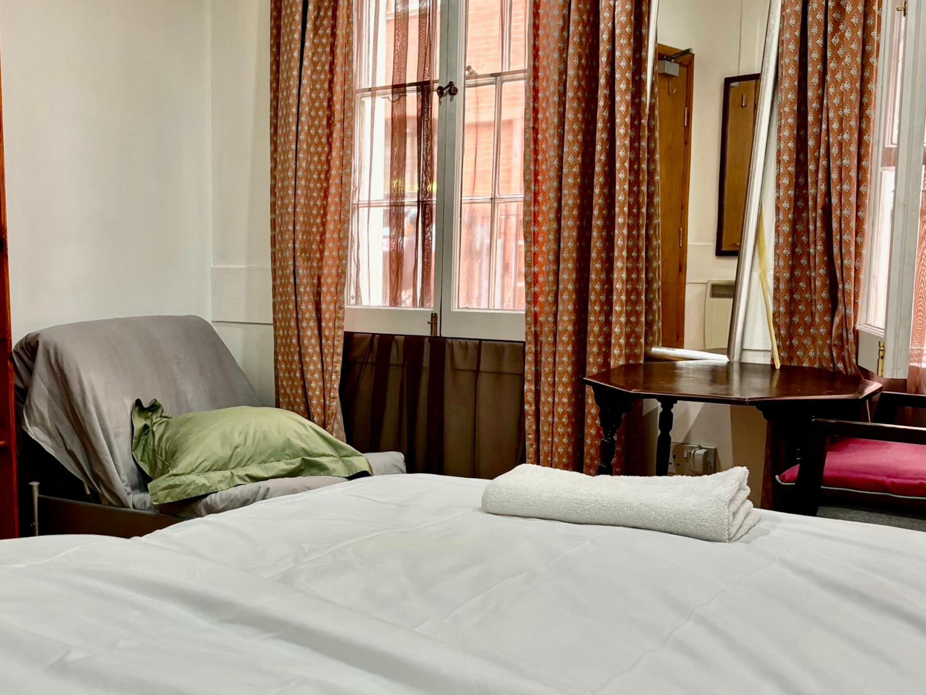 Double Room with Shared Bathroom photo 2