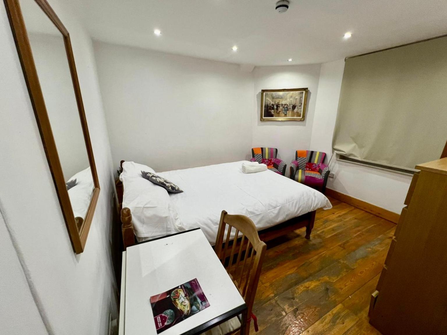 Double Room with Shared Bathroom photo 2