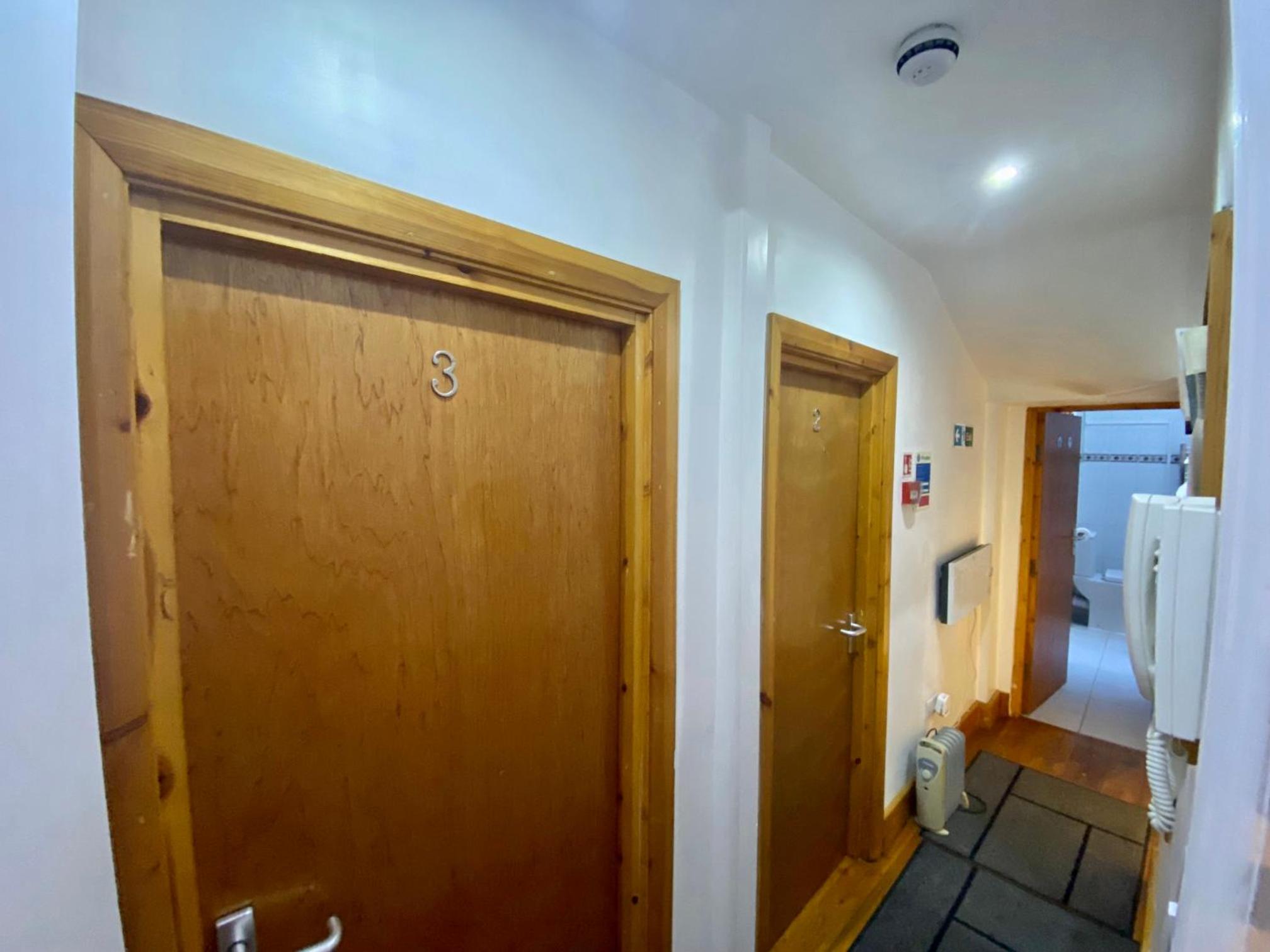 Double Room with Shared Bathroom photo 3