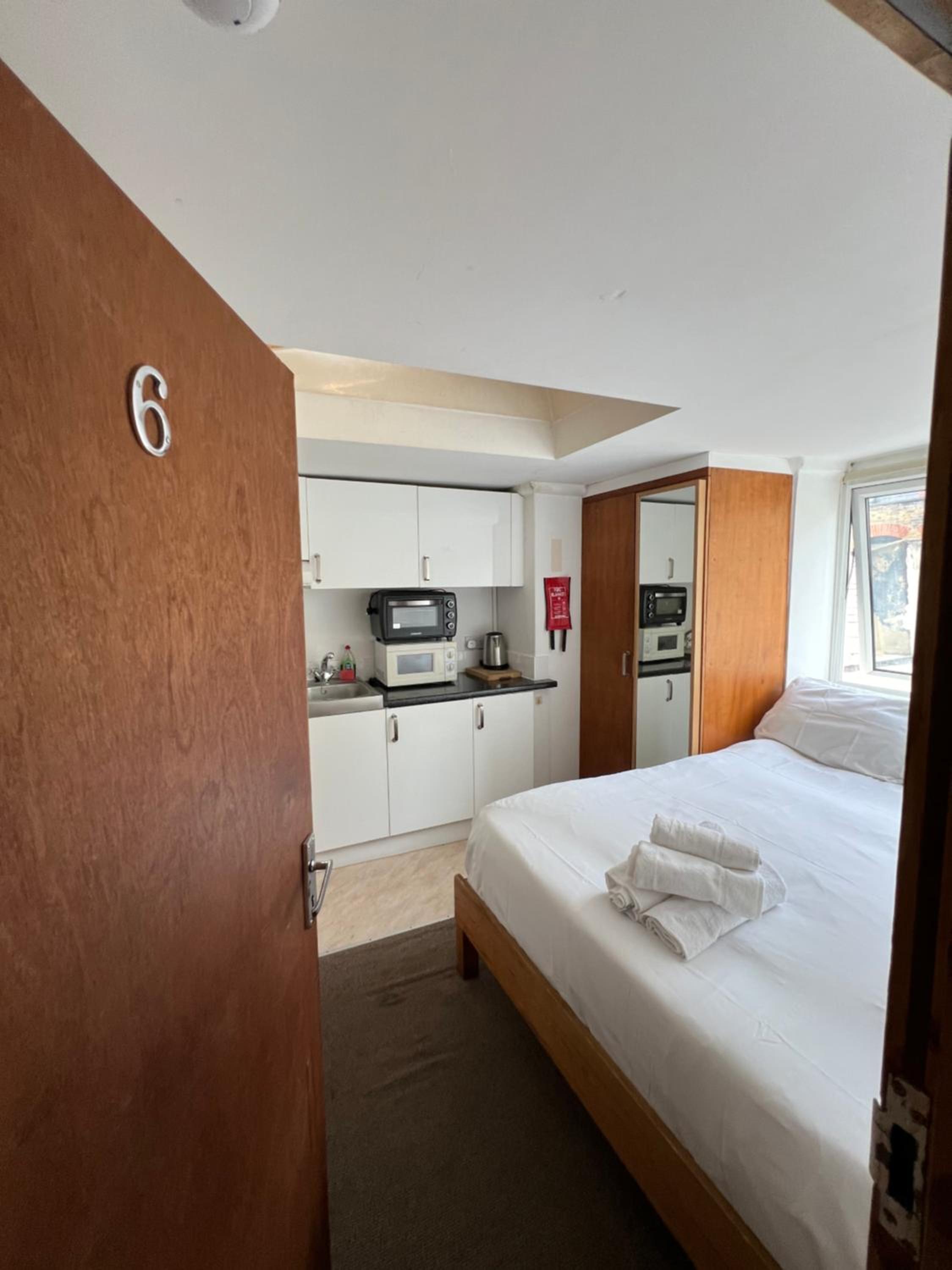 Double Room with Shared Bathroom photo 3
