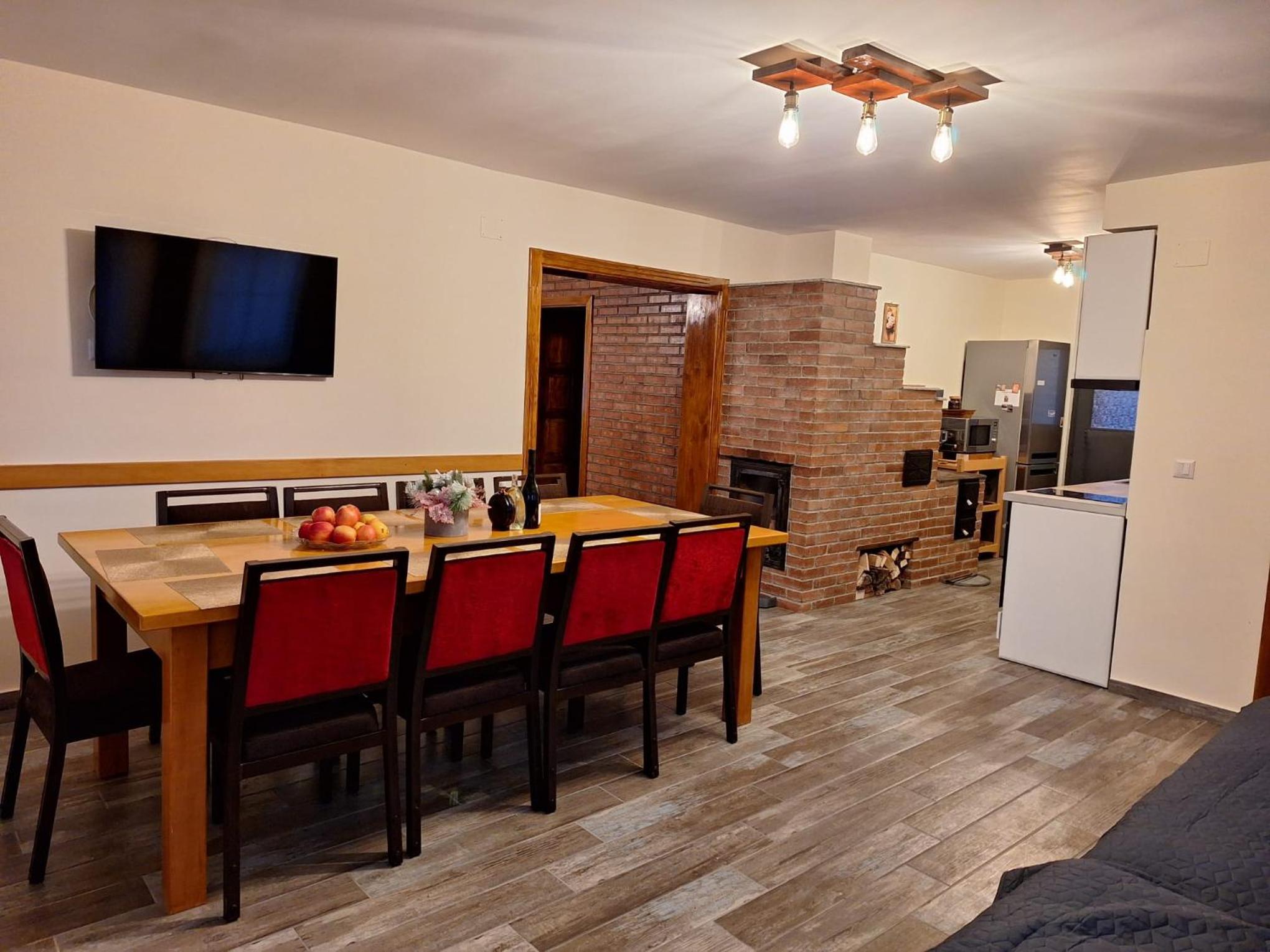 Five-Bedroom House photo 3