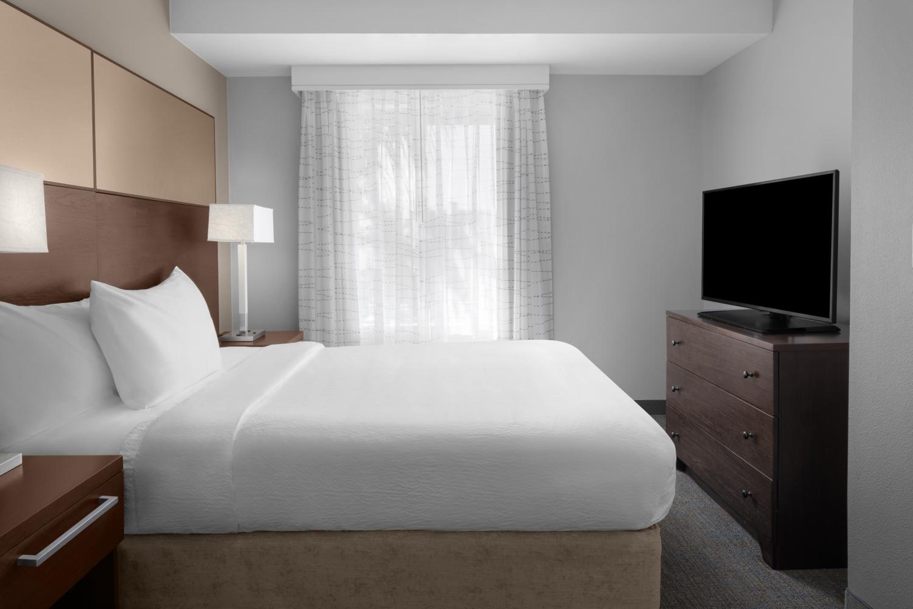 One-Bedroom Queen Suite with Sofa Bed - Non-Smoking - Photo 11