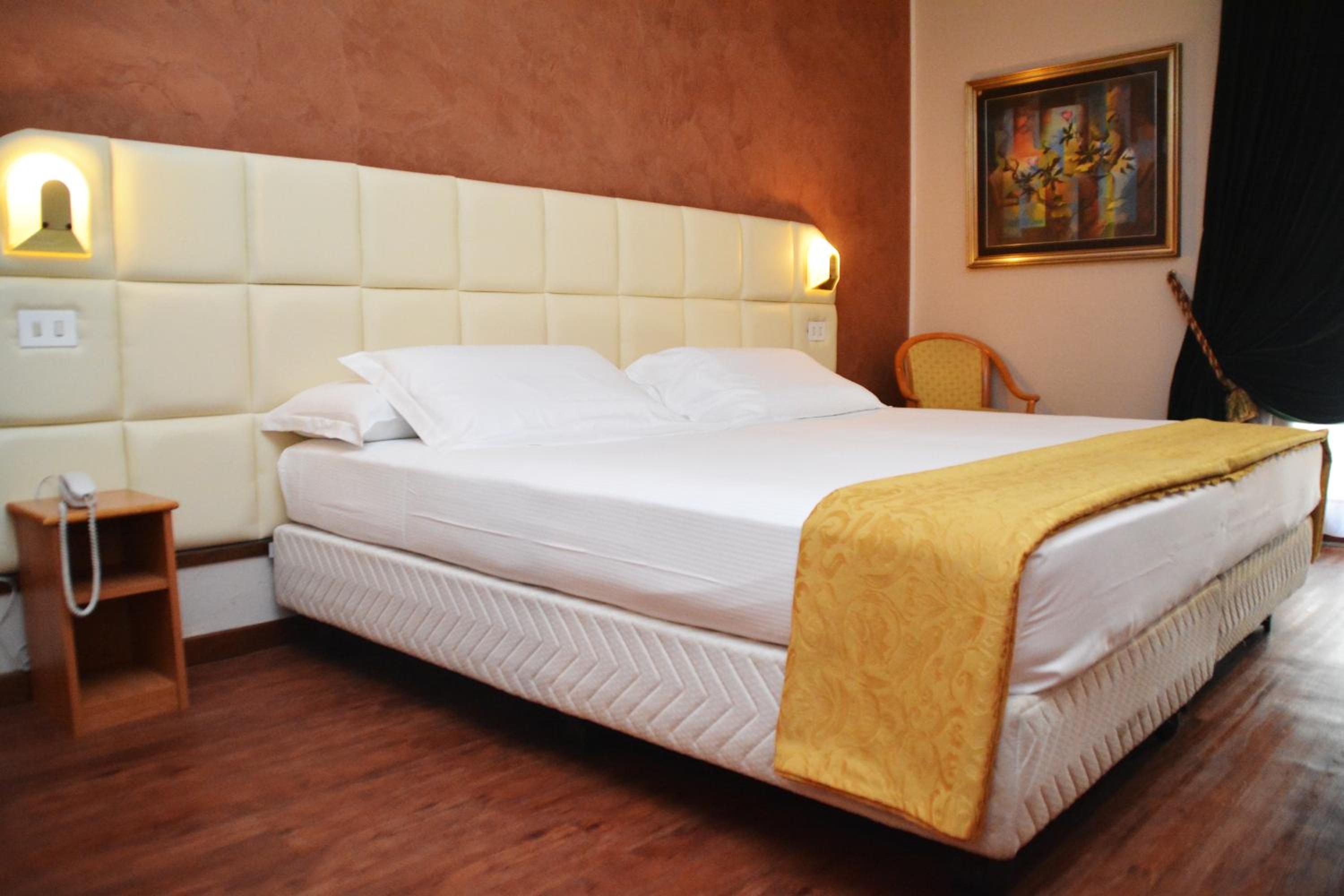 Twin Room - Photo 2