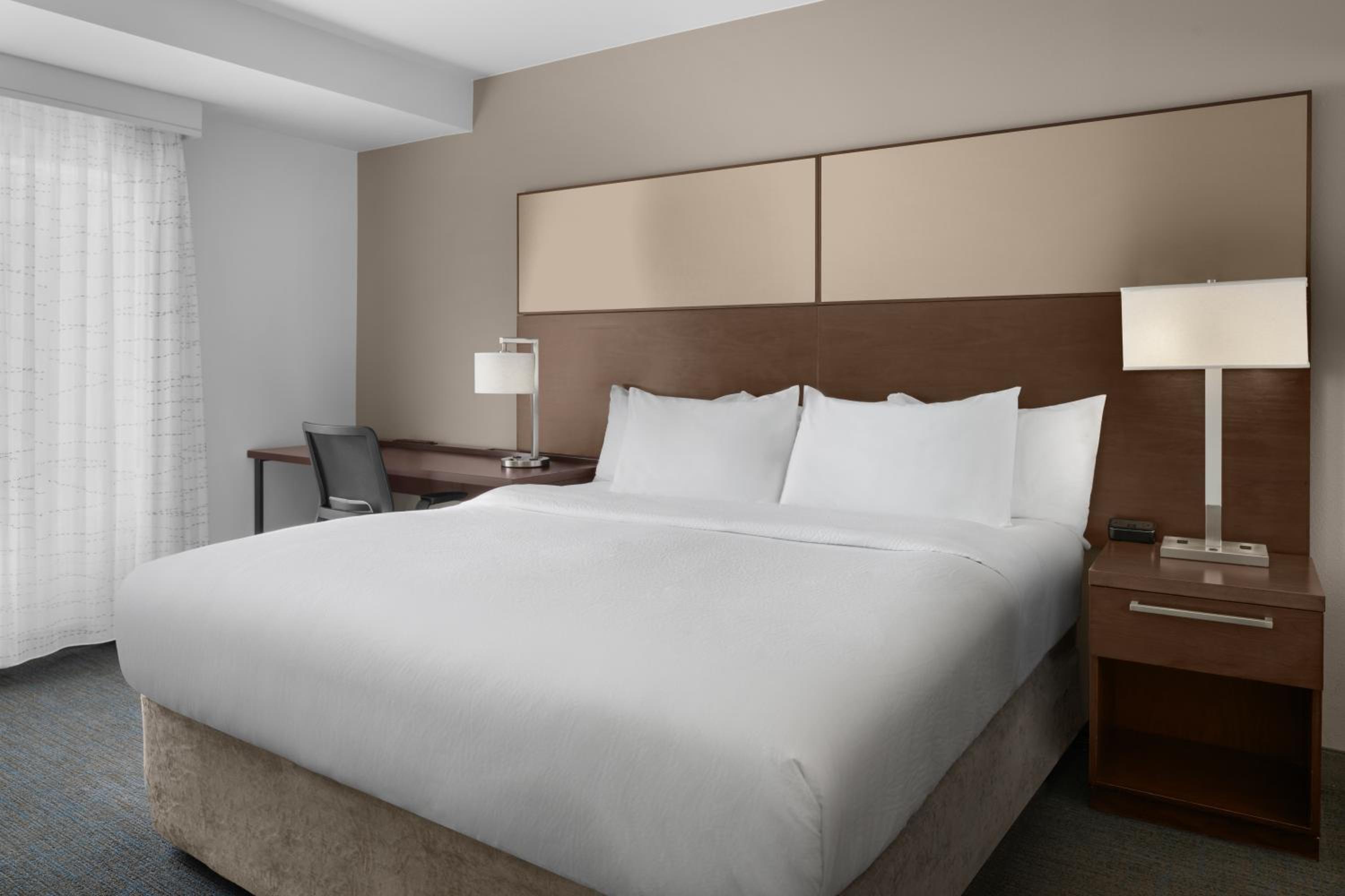 One-Bedroom Queen Suite with Sofa Bed - Non-Smoking - Photo 12