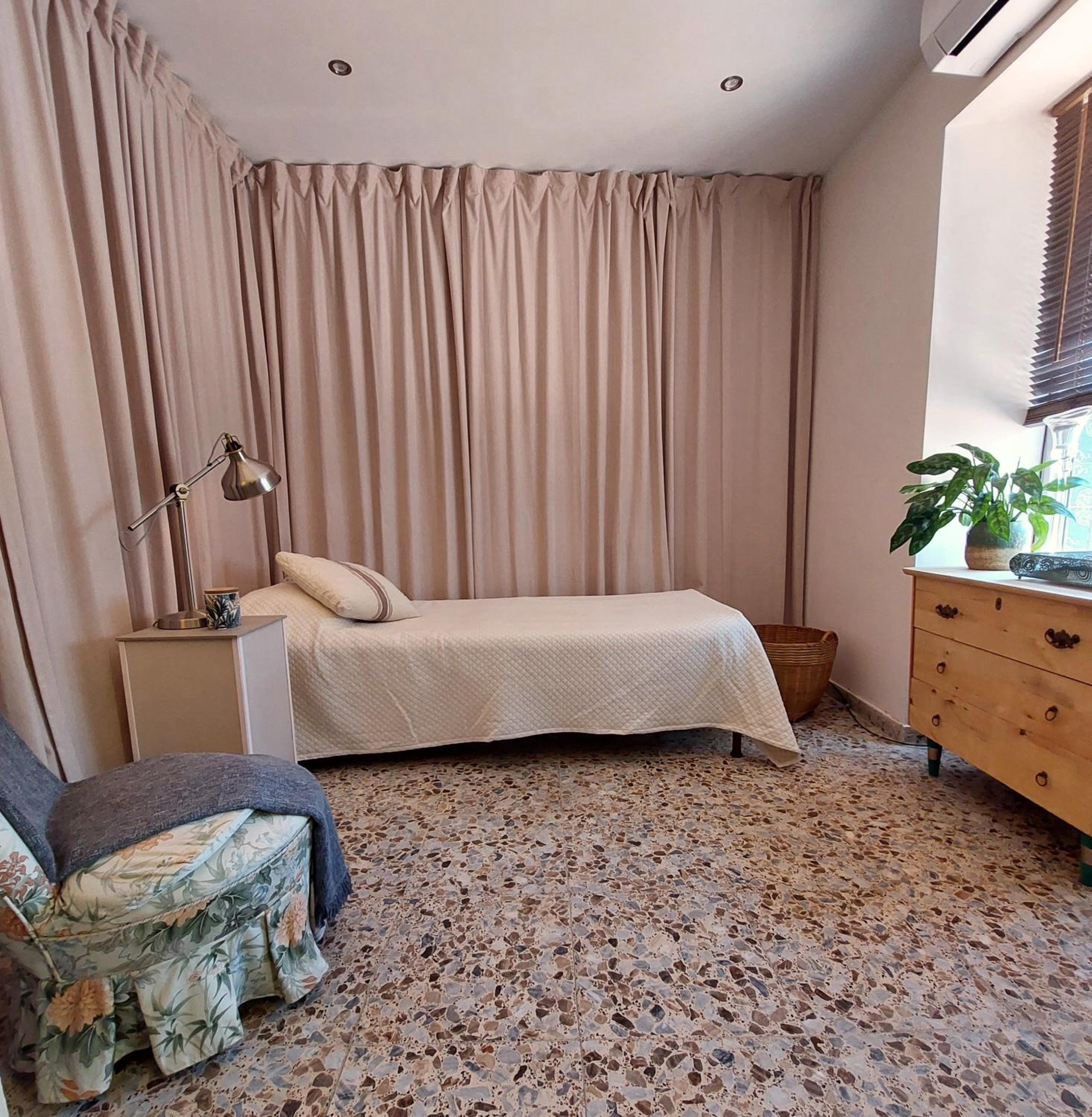 Habitación individual con baño privado externo.