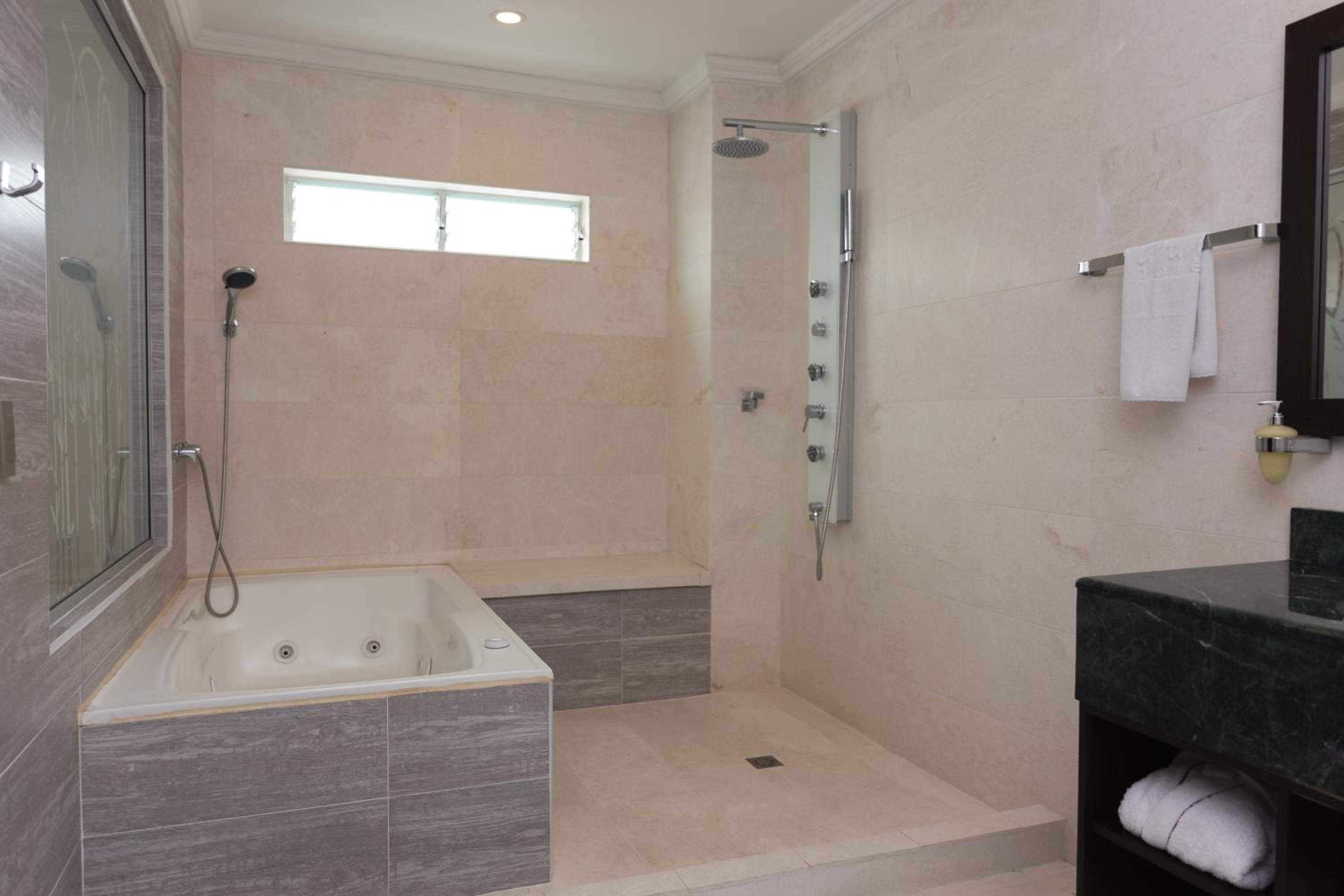 King Suite with Spa Bath photo 2
