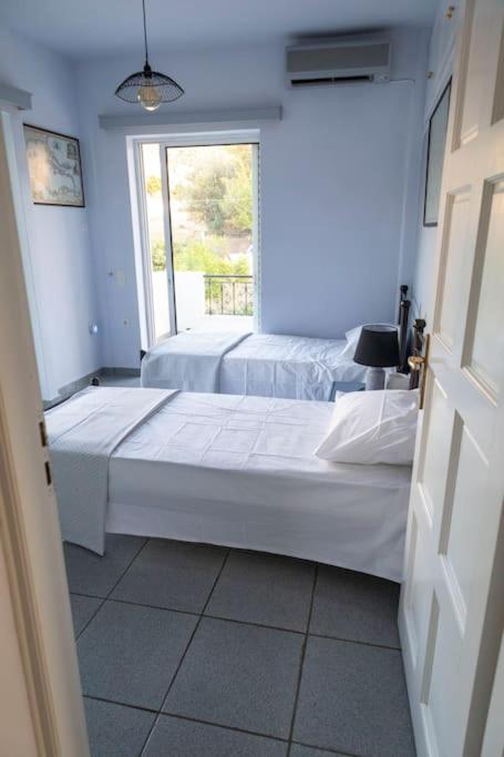 Three-Bedroom House photo 3