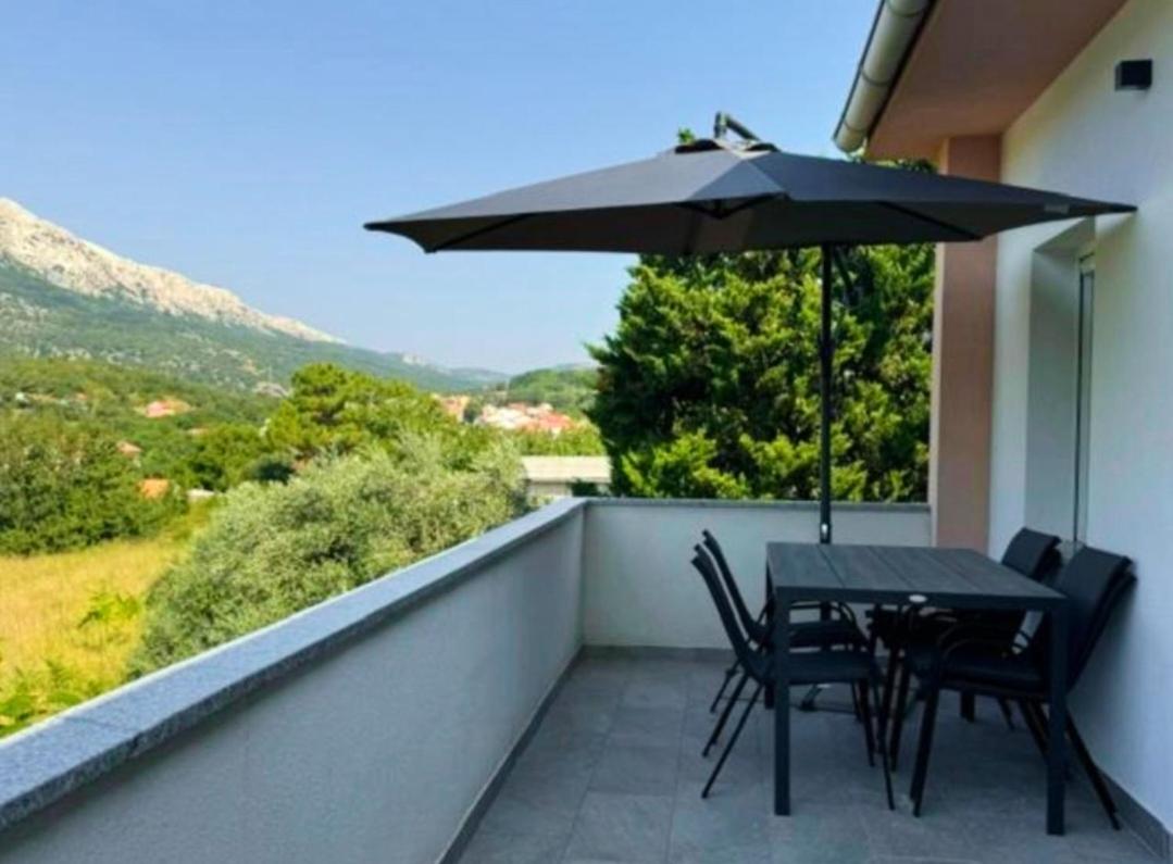 Two-Bedroom Apartment with Mountain View photo 3