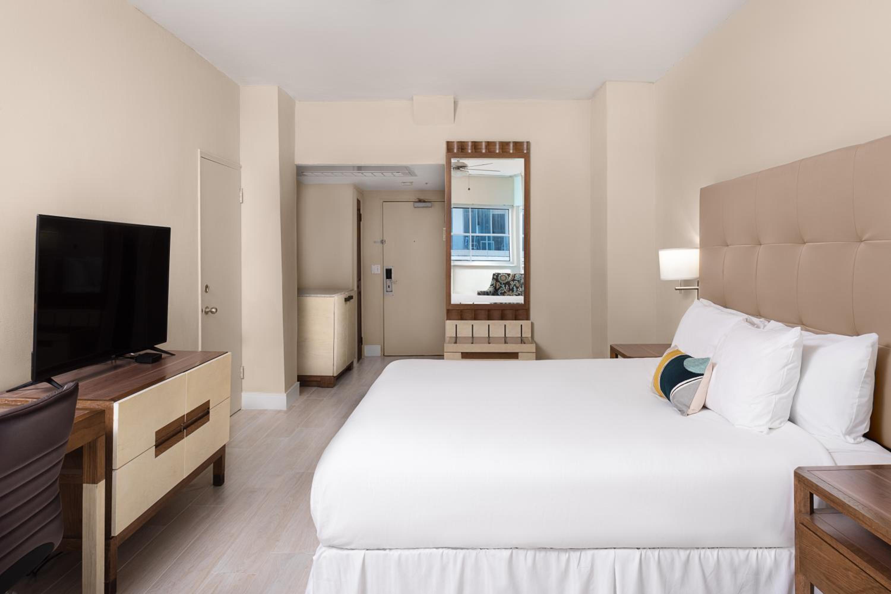 Deluxe Oceanfront King with Balcony - Photo 4