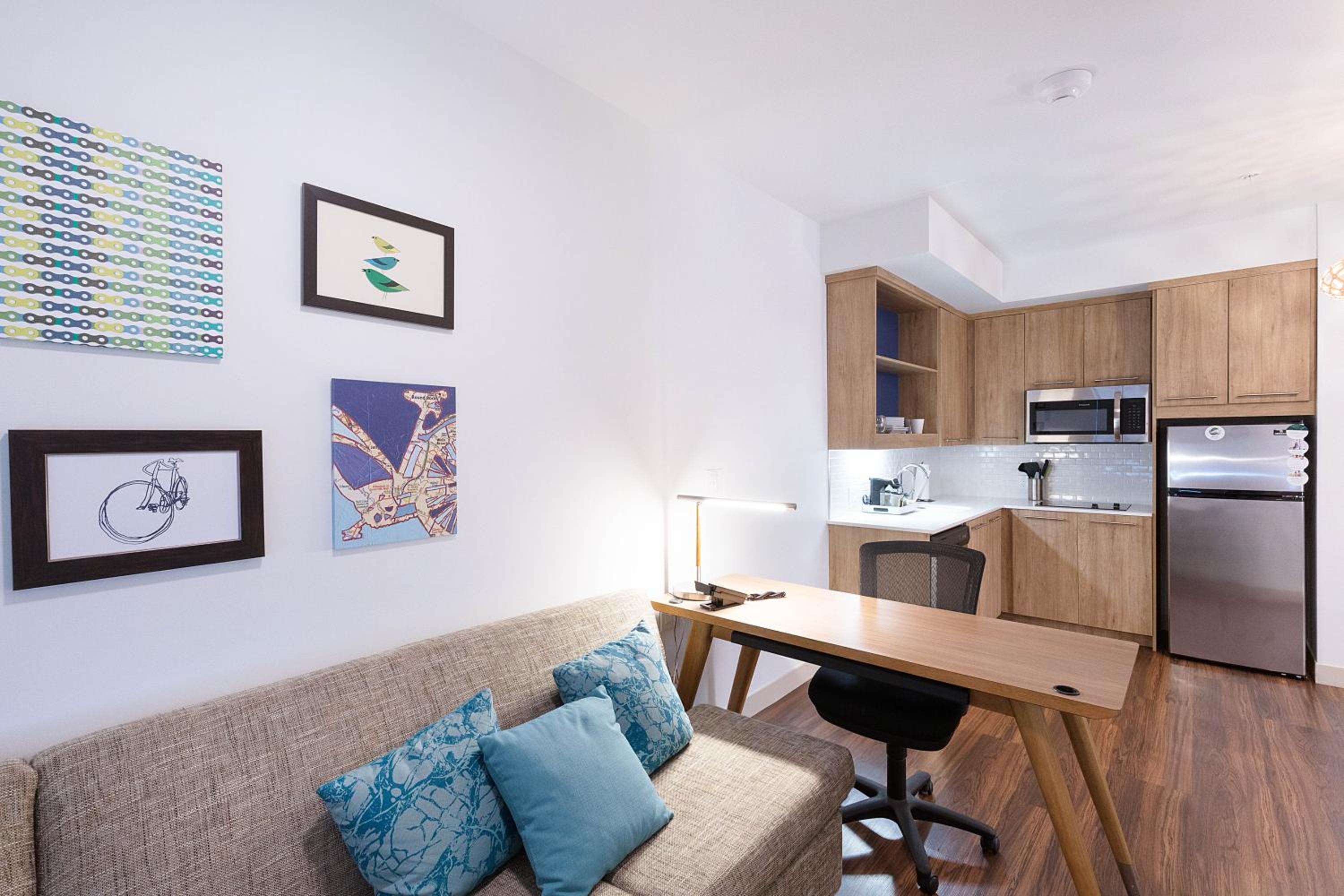 1 Bedroom Suite, 1 King, Sofa bed - Photo 10