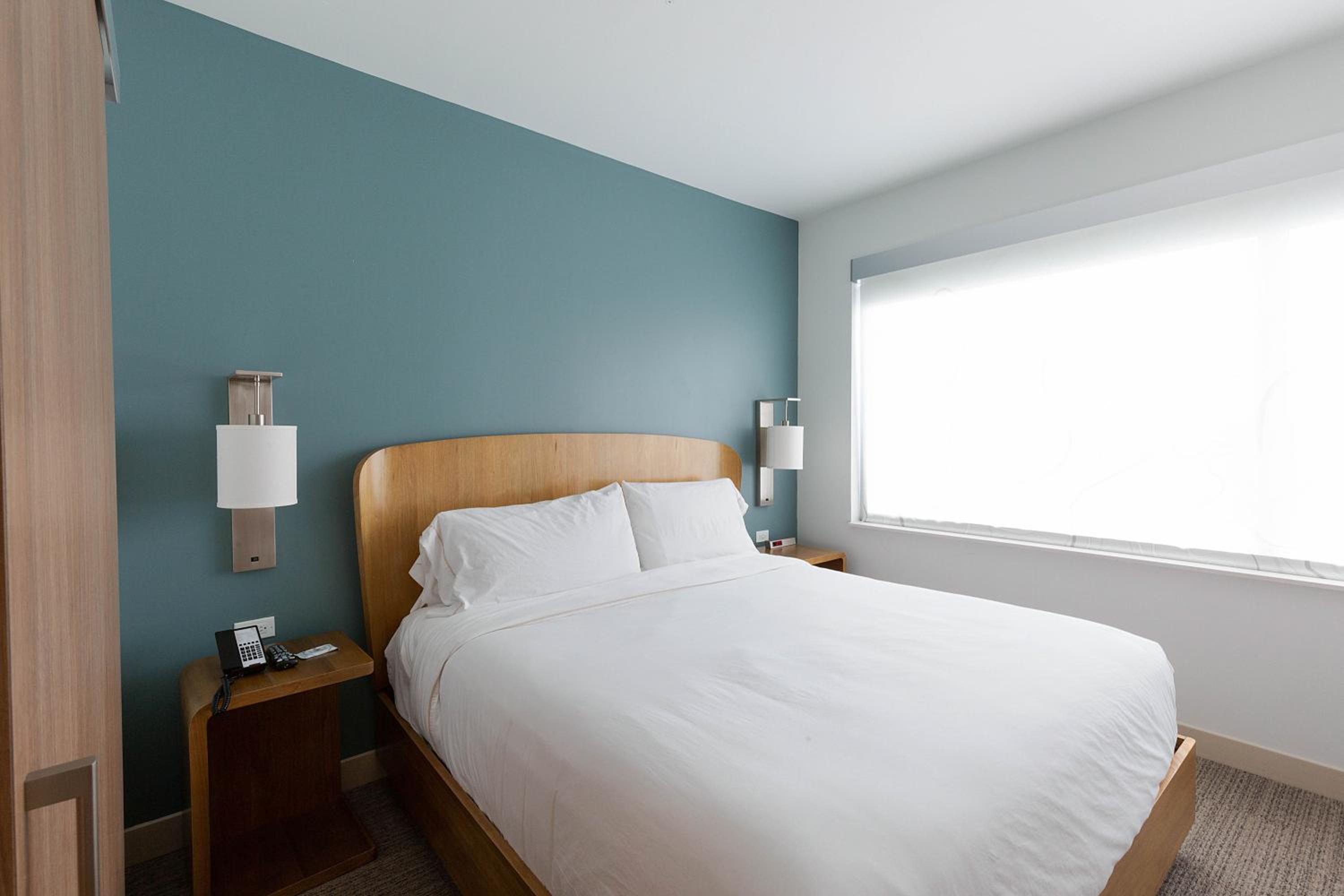 Guest Room, 1 King - Photo 1