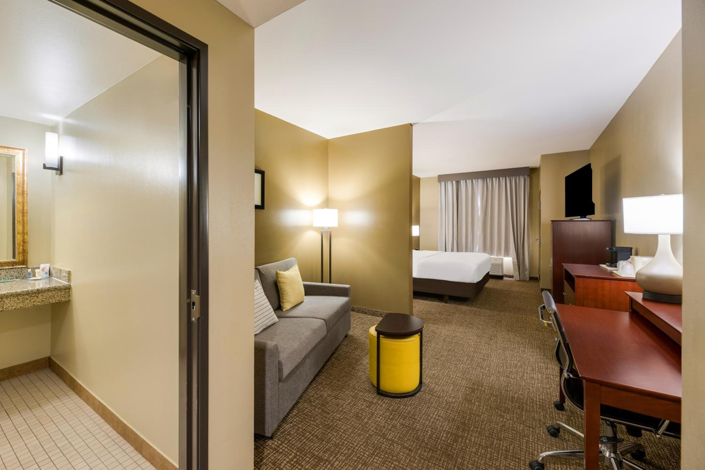 King Suite - Accessible/Non-Smoking photo 1