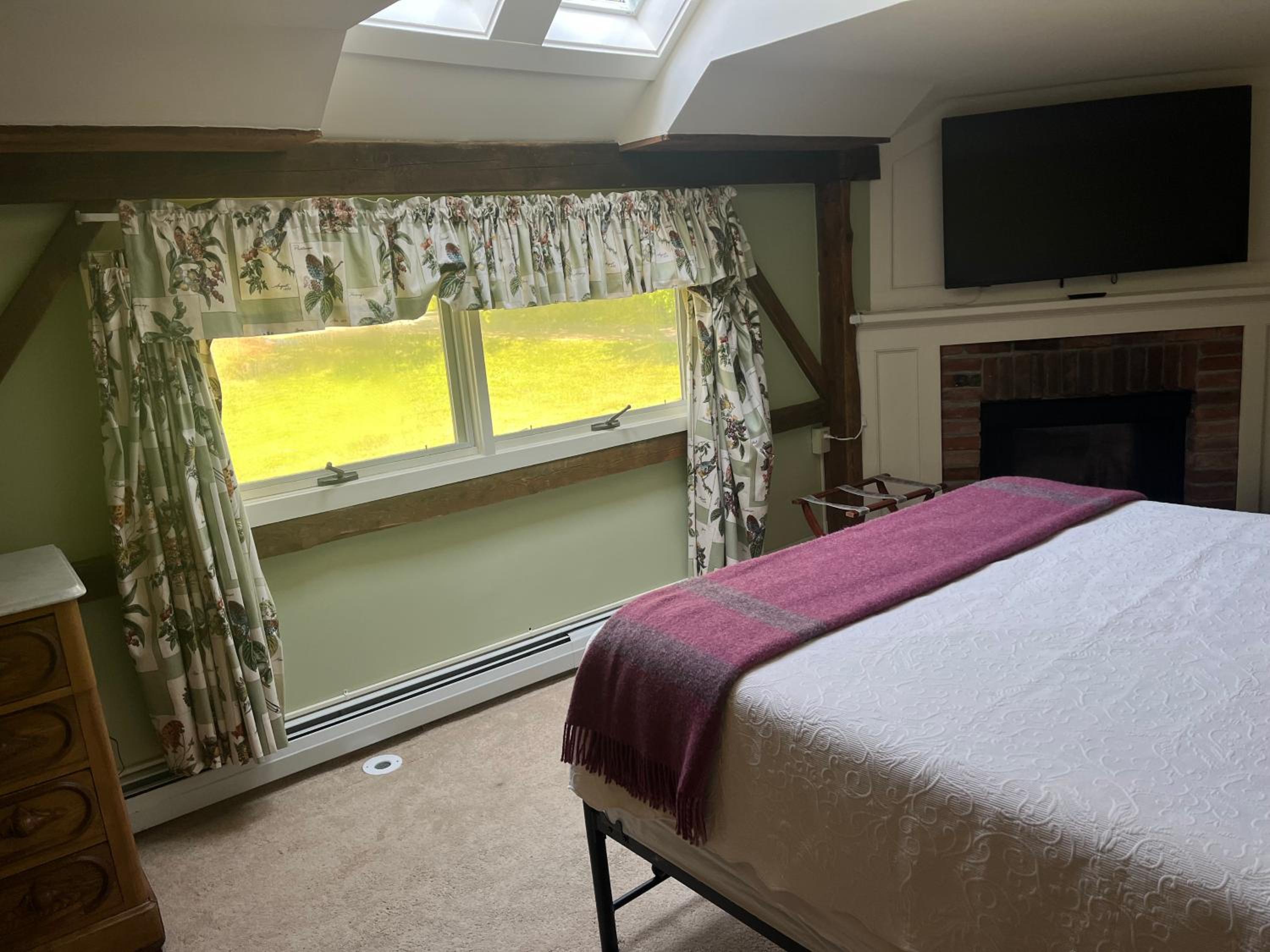 Queen Room with Fireplace