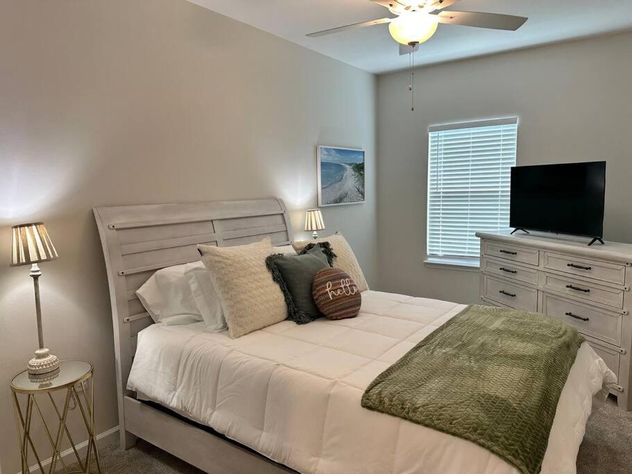 Three-Bedroom House photo 3