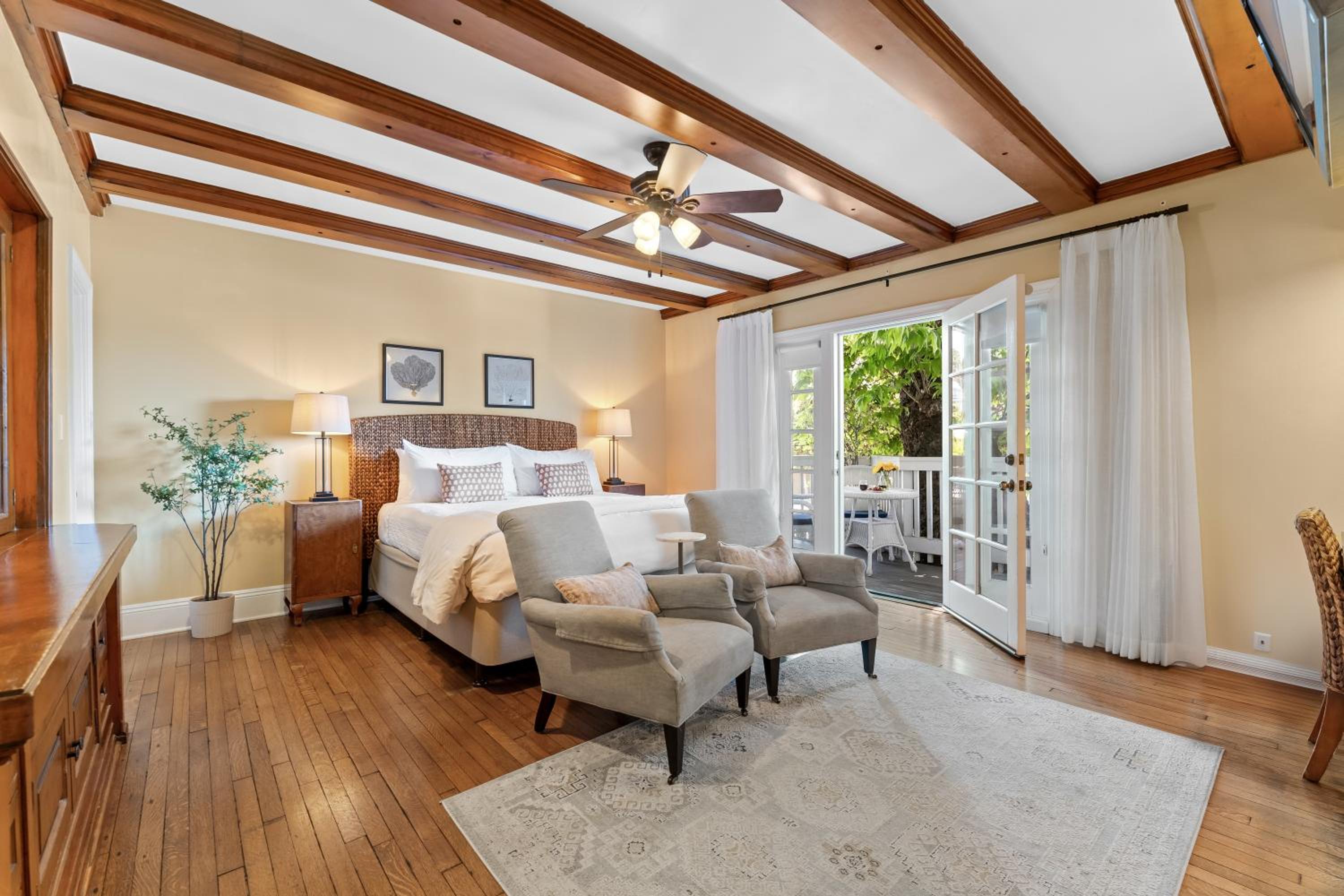 Superior King + Fireplace
