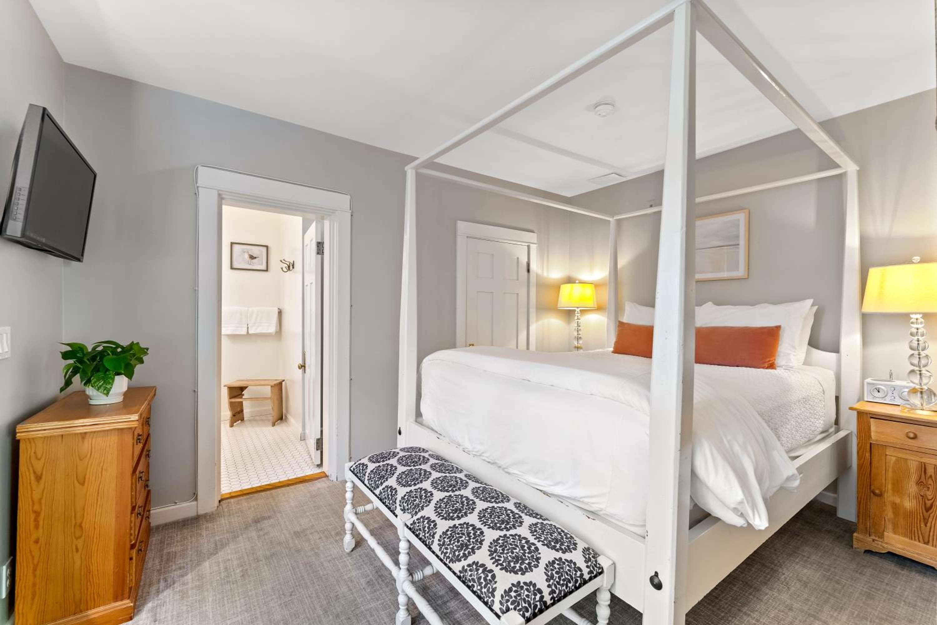 Signature Queen Suite + Sofa Bed