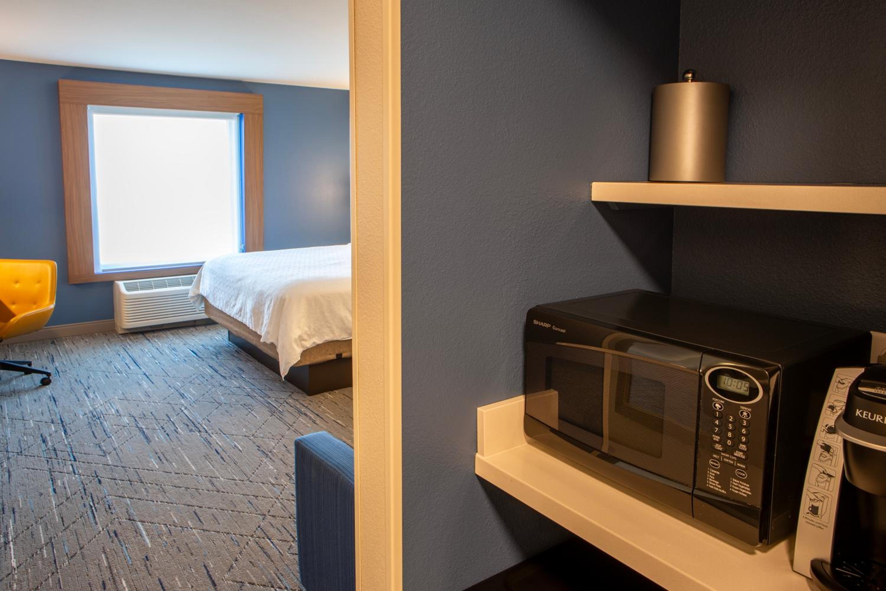 Standard King Room with Sofa Bed - Photo 1
