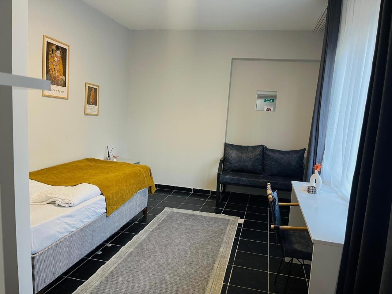 Single Room with Shared Bathroom photo 1