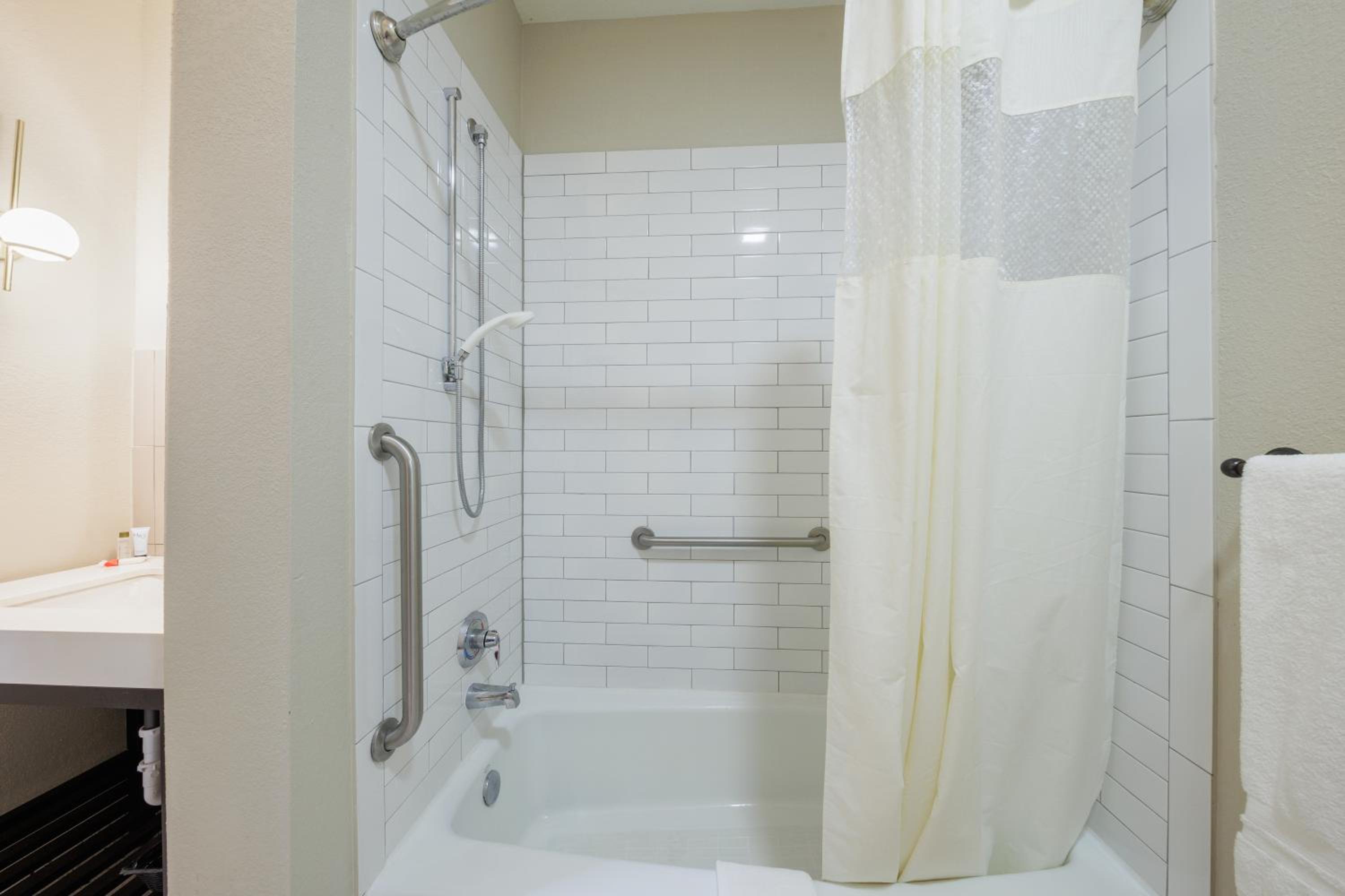 Single Room - Disability Access photo 3