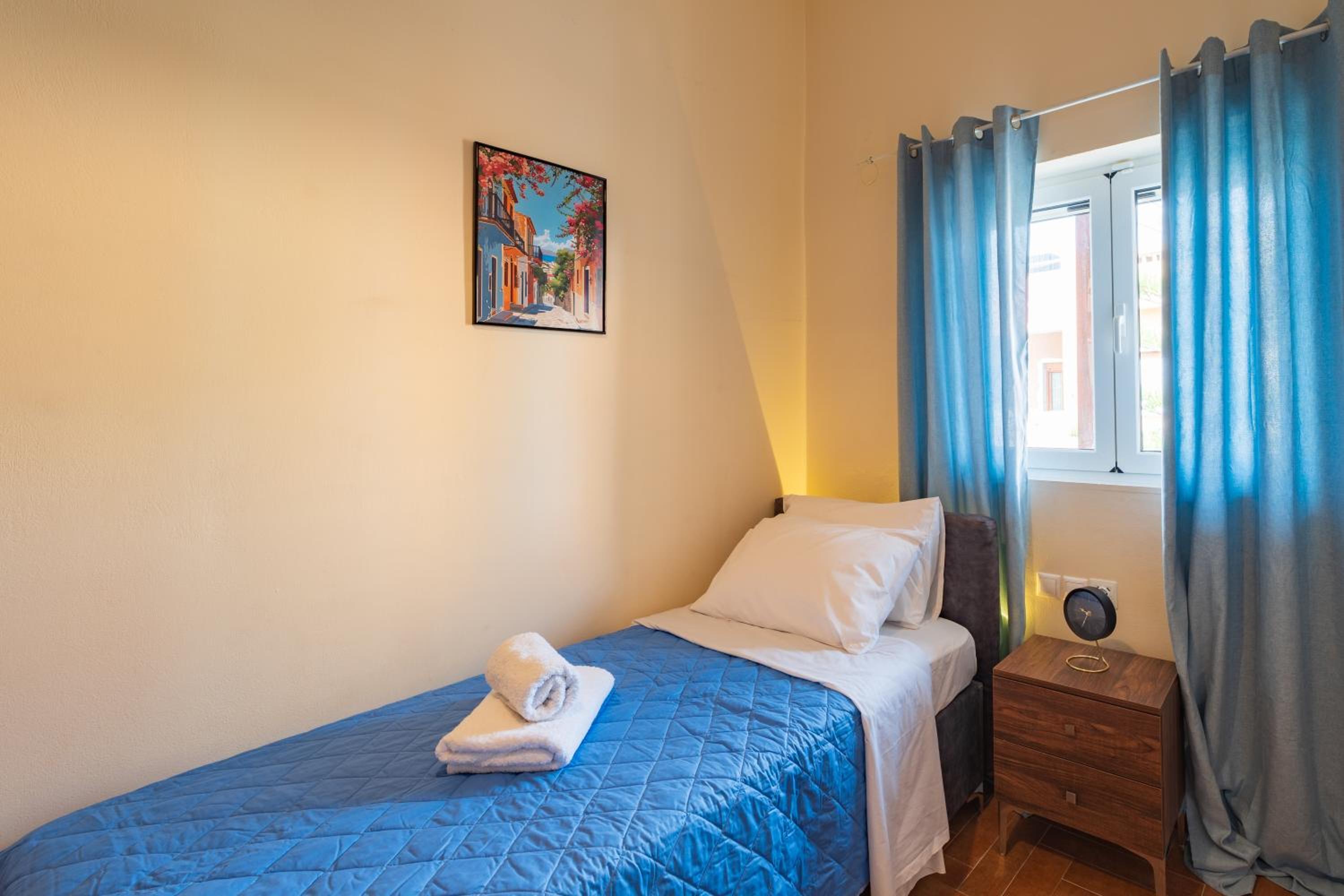 Three-Bedroom Apartment with Mountain View photo 2