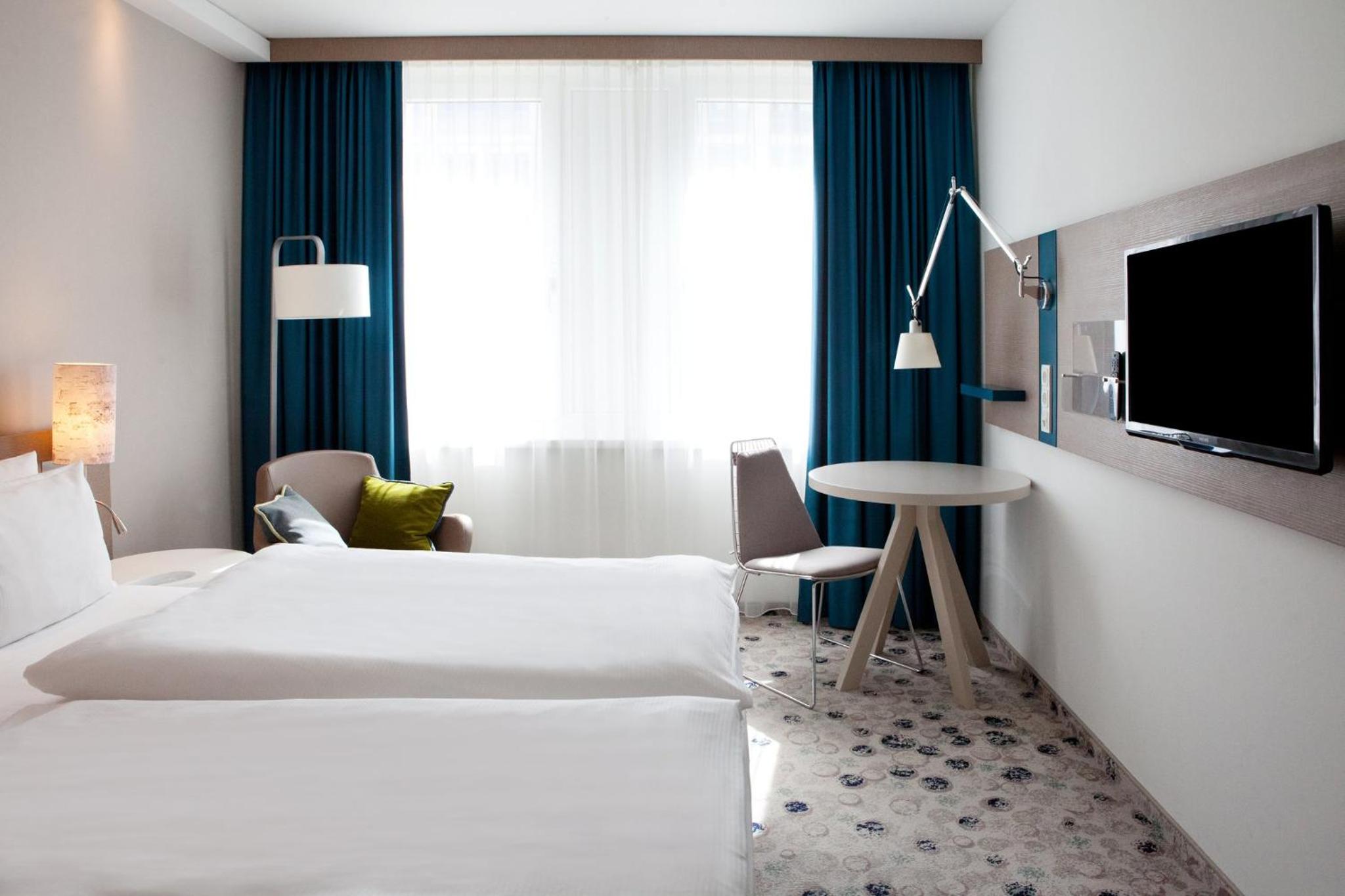 Standard King Room - Photo 11