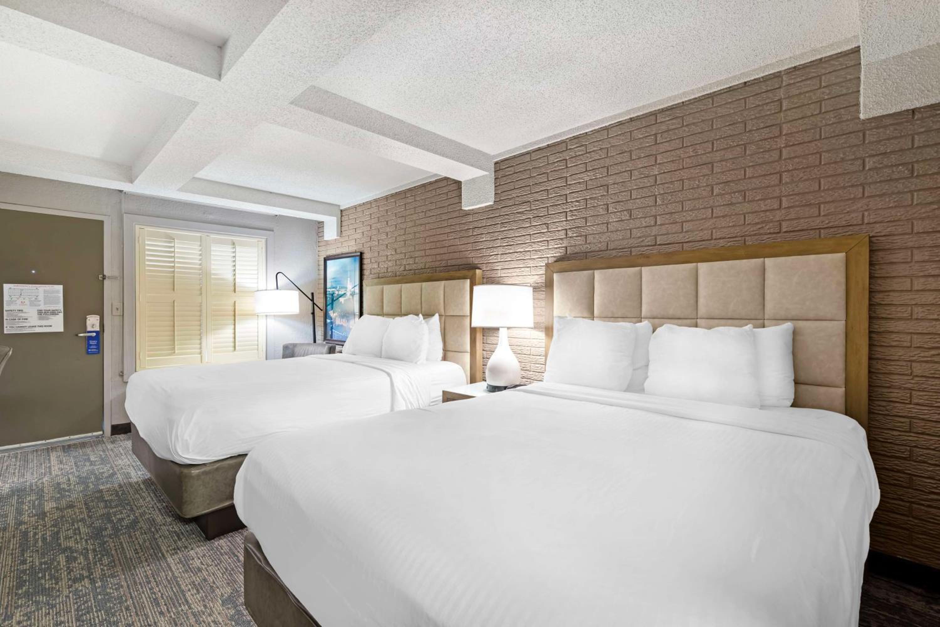 Queen Room with Two Queen Beds - Photo 2