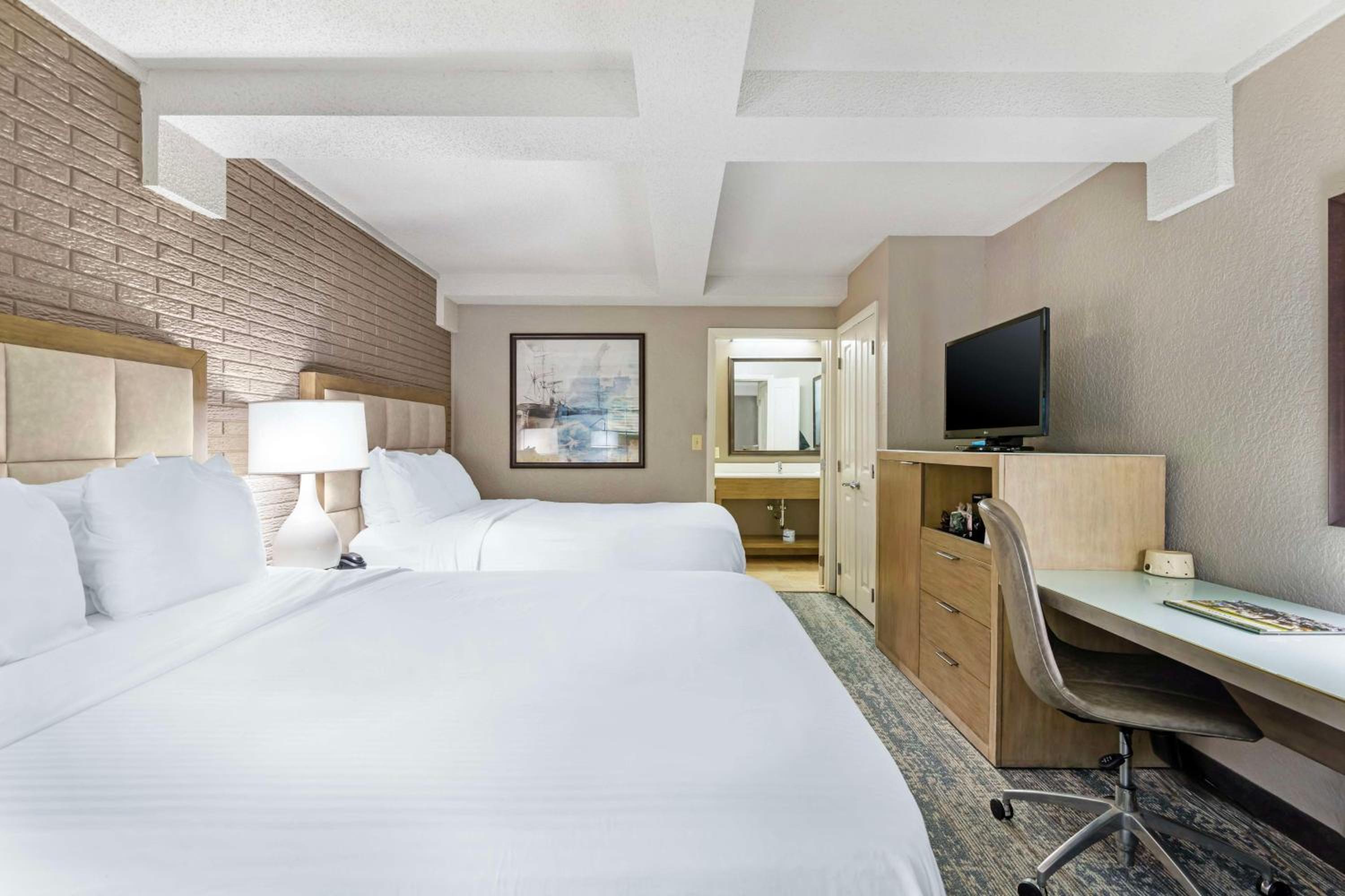 Queen Room with Two Queen Beds - Photo 4
