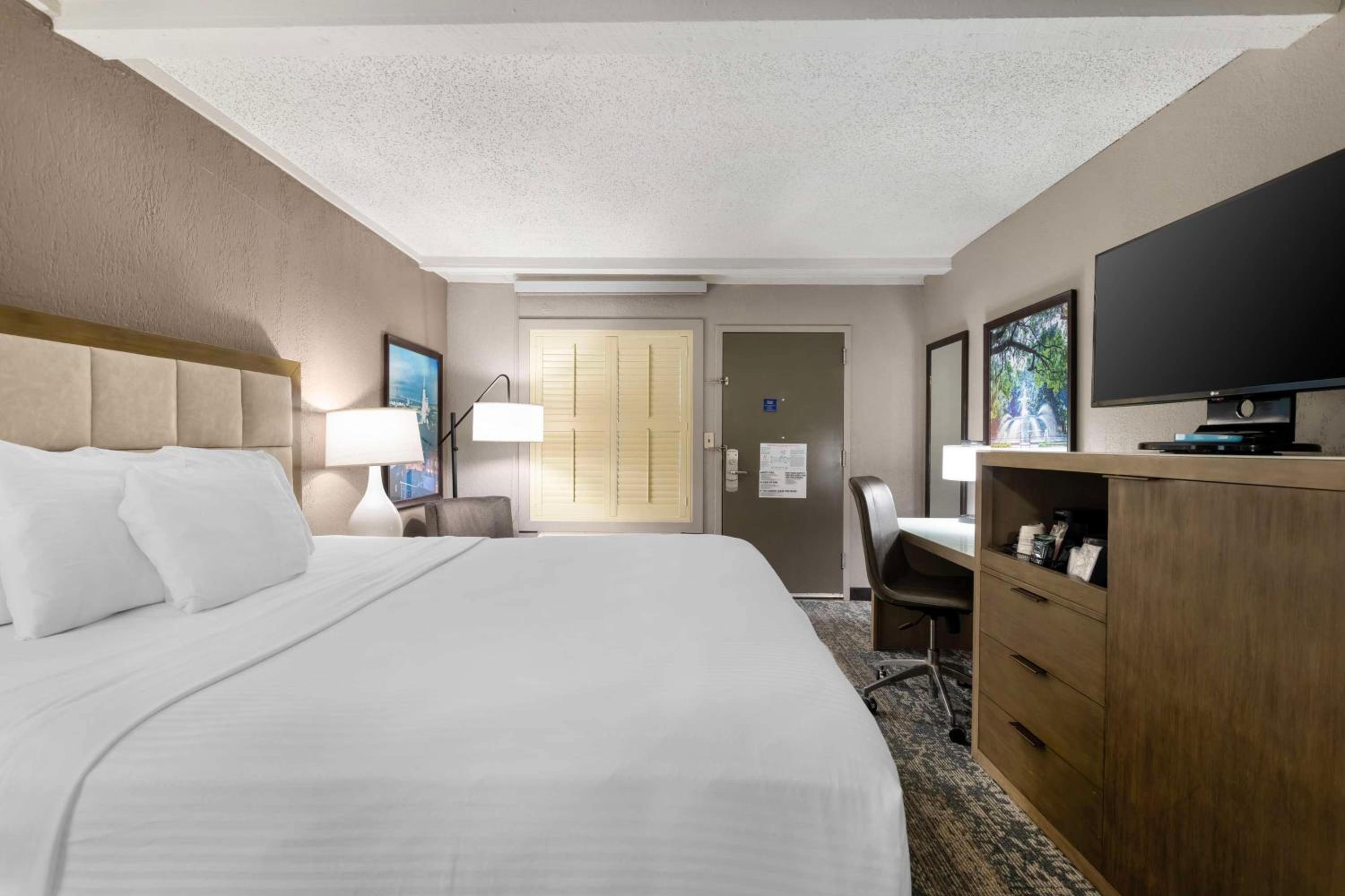 King Room with Roll-In Shower - Mobility Access - Photo 2