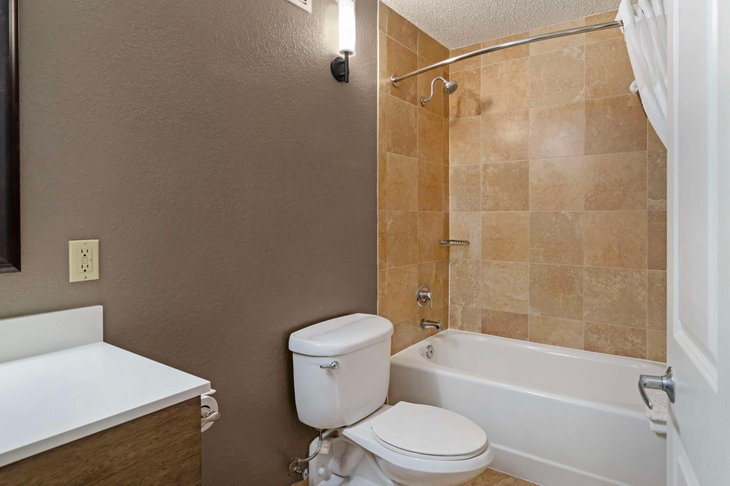 King Room - Non-Smoking - Photo 4