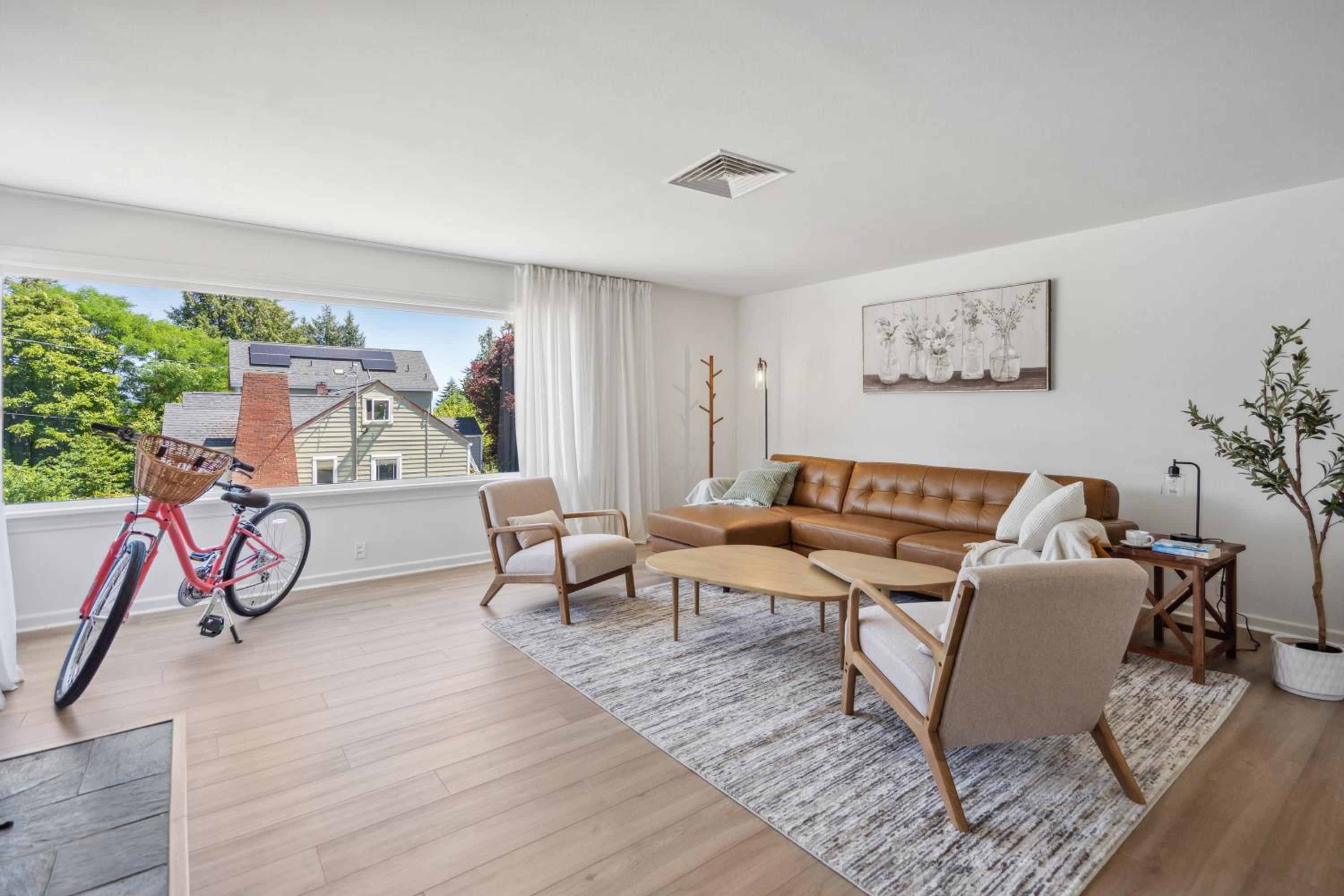 Five-Bedroom House photo 1