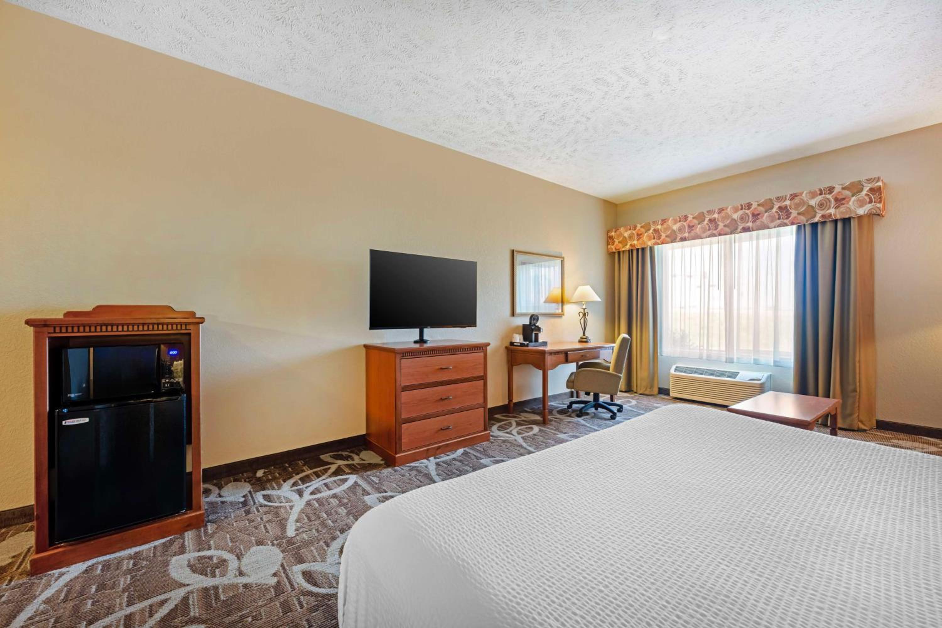 King Room with Sofa Bed and Roll-In Shower - Disability Access/Non-Smoking photo 3