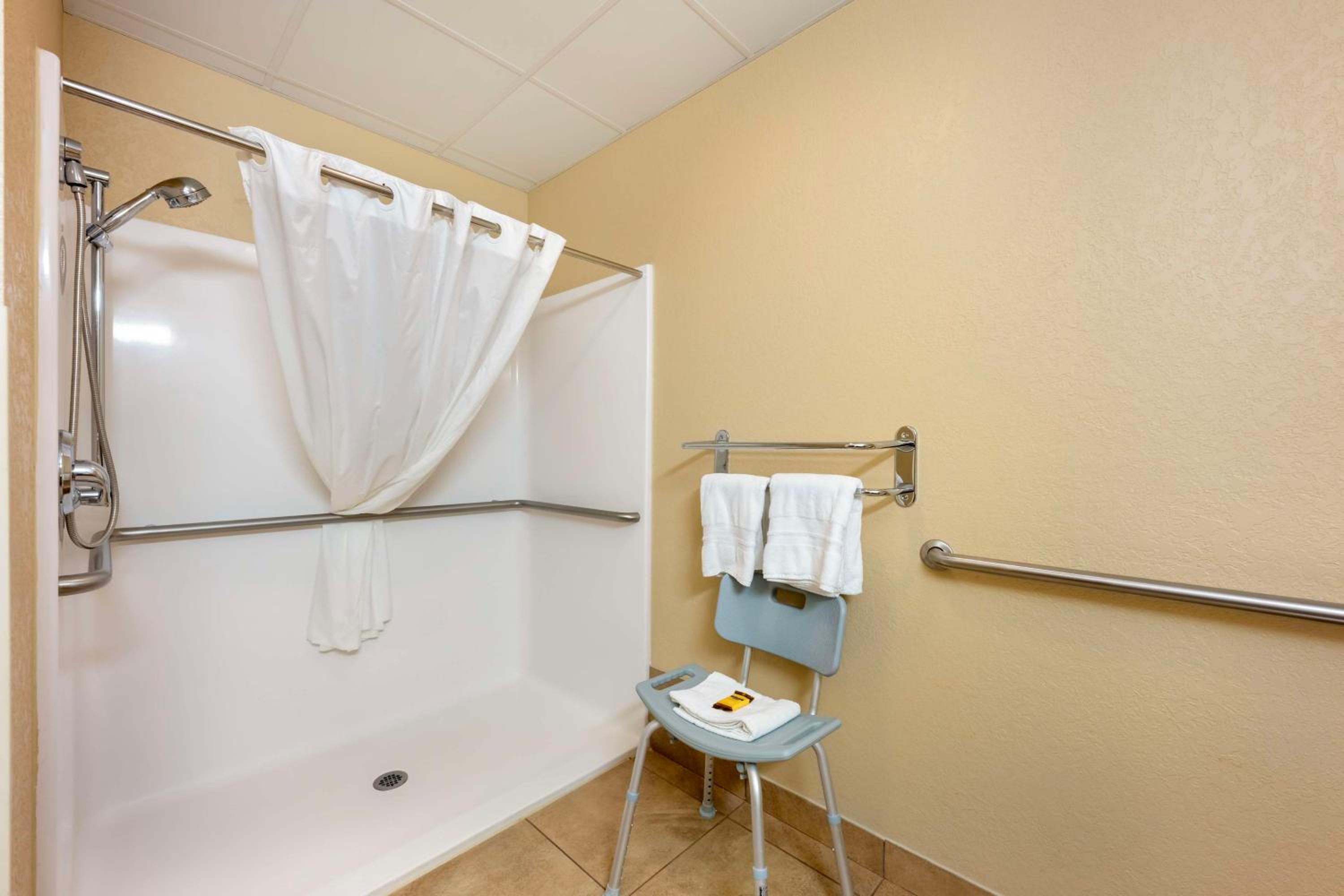 King Room with Sofa Bed and Roll-In Shower - Disability Access/Non-Smoking photo 2